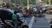 Waspada, Turunkan Kaki Kanan Saat Berhenti Motor Bisa Picu Bahaya