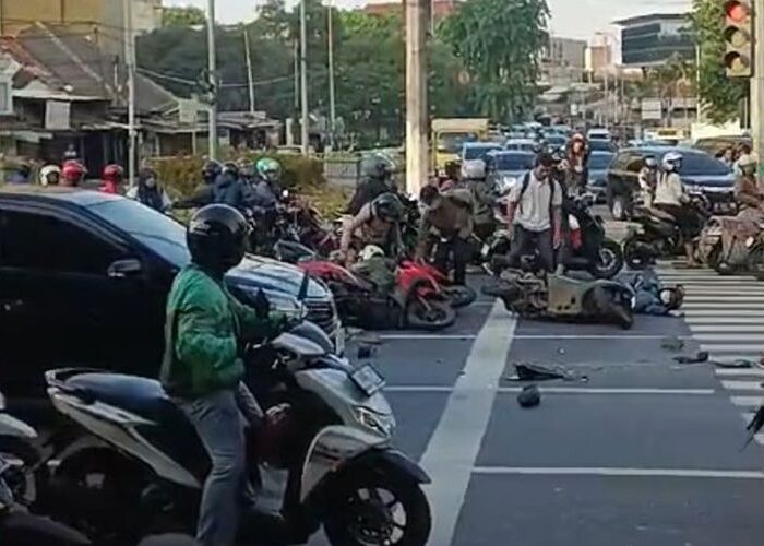 Waspada, Turunkan Kaki Kanan Saat Berhenti Motor Bisa Picu Bahaya