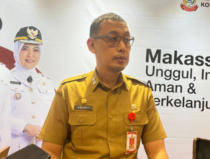 Anda bilang: buatkan parafrase berita yang menarik dan padat minimal 600 kata, sesuai kaidah jurnalistik ChatGPT bilang: Baik. Bisa tolong kirimkan dulu teks berita yang ingin diparafrase? Nanti saya susun ulang menjadi versi baru yang lebih menarik, padat, dan sesuai kaidah jurnalistik dengan panjang minimal 600 kata. Anda bilang: #Diskop Makassar Gelar Makassar Coop Space Cooperative Expo 2025. #Yuk Ramaikan Makassar Coop Space Cooperative Expo 2025 #Resmi di Gelar, Makassar Coop Space Cooperative Expo 2025 Jadi Semangat Koperasi Merah Putih   #Komitmen Pemkot Majukan Koperasi Hingga Gelar Makassar Coop Space Cooperative Expo 2025. Makassar - Dinas Koperasi dan UKM Kota Makassar mengelar Makassar Coop Space Cooperative Expo 2025. Kegiatan ini merupakan rangkaian peringatan Hari Koperasi Nasional ke-78 tingkat Kota Makassar. Benteng Fort Rotterdam merupakan tempat di gelarnya Makassar Coop Space Cooperative Expo 2025. Ratusan masyarakat nampak hadir memeriahkan expo tahun ini. Sekertaris Daerah (Sekda) Kota Makassar Andi Zulkifli Nanda hadir membuka acara. Ia memberi apresiasi dan penghargaan yang setinggi-setingginya kepada seluruh pelaku usaha koperasi, baik dari koperasi Primer, koperasi sekunder maupun Koperasi Keluarahan Merah Putih (KKMP). "Tentunya terima kasih tang telah berpartisipasi aktif memeriahkan expo ini. Kehadiran kita semua menunjukkan komitmen dan semangat untuk memajukan koperasi di Kota Makassar," kata Zulkifli dalam keterangannya, Sabtu (16/8/2025). Menurut Andi Zul, Expo Koperasi ini tidak hanya sekadar ajang pameran. Lebih dari itu, expo ini adalah wadah silaturahmi, pertukaran informasi, dan promosi bagi seluruh pelaku usaha koperasi di Kota Makassar. "Karena koperasi telah lama menjadi salah satu pilar ekonomi yang sangat penting dalam pembangunan ekonomi Indonesia. Koperasi tidak hanya berfungsi sebagai lembaga ekonomi, tetapi juga sebagai wadah untuk meningkatkan kesejahteraan anggota melalui prinsip-prinsip kebersamaan," ucapnya. Lebih lanjut, Zul menyebut saat ini tantangan ekonomi global yang semakin kompleks. Koperasi harus menunjukkan ketangguhannya sebagai model bisnis yang mampu bertahan dan berkembang, dengan mengedepankan nilai-nilai kemandirian dan solidaritas.  "Jadi momentum peringatan Hari Koperasi Nasional ke-78 ini adalah momen yang tepat bagi kita semua untuk merefleksikan perjalanan koperasi di Indonesia, khususnya di Kota Makassar," bebernya. Mantan Kepala Bappeda Kota Makassar ini berharap Makassar Coop Space Cooperative Expo 2025 ini diharapkan menjadi ajang untuk memperkenalkan produk dan layanan unggulan dari berbagai koperasi di Kota Makassar. "Dengan produk dan layanan dari KKMP yang baru terbentuk. Kita dapat melihat berbagai inovasi yang telah dilakukan oleh koperasi, serta mempelajari best practice dari koperasi lain yang telah berhasil dalam mengembangkan usahanya," tegasnya. Terakhir, Andi Zul mengajak seluruh koperasi di Kota Makassar untuk terus berinovasi dan memanfaatkan teknologi dalam operasional sehari-hari. Digitalisasi koperasi diharapkan dapat meningkatkan efisiensi, memperluas jangkauan pasar, dan meningkatkan pelayanan kepada anggota. "Pemerintah Kota Makassar tentu akan selalu mendukung keberadaan dan perkembangan koperasi. Kami berkomitmen untuk memberikan berbagai fasilitas dan kemudahan bagi koperasi," jelasnya.  Sementara itu, Kepala Dinas Koperasi dan UKM Kota Makassar Arlin Ariesta mengatakanMakassar Coop Space Cooperative Expo 2025 diselenggarakan untuk menyediakan wadah bagi koperasi, pelaku usaha, dan mitra terkait untuk berinteraksi, berbagi pengetahuan, serta membangun kemitraan strategis.  "Tentunya untuk mendorong koperasi agar lebih adaptif terhadap perubahan zaman, mendorong pemanfaatan teknologi, serta memperkuat kapasitas koperasi dalam menghadapi tantangan ekonomi dan digitalisasi yang semakin kompleks," kata Arlin. Lebih lanjut, ia menjelaskan expo tahun ini juga memperkenalkan koperasi kepada masyarakat luas, khususnya generasi muda, dan memberikan gambaran yang lebih jelas mengenai peran penting koperasi dalam perekonomian Indonesia.  "Membangun Kolaborasi dan Kemitraan Strategis antara koperasi untuk memperkuat ekosistem koperasi di Kota Makassar, memperluas akses pasar dan jejaring bagi koperasi dan UMKM agar dapat mengembangkan produk dan memperluas distribusi," tegasnya. Terakhir mantan Kadis Perdagangan ini menyebut expo tahun ini juga untuk membangun jejaring sinergis antar Koperasi Kelurahan Merah Putih di Kota Makassar dalam semangat kolaborasi dan saling mendukung.  "Termasuk memfasilitasi akses pembiayaan yang Lebih mudah melalui informasi dan skema pembiayaan dari perbankan dan LPDB-KUMKM," tutupnya. Dari data yang di peroleh, jumlah koperasi di Kota Makassar Tahun 2025 yang terdata pada Online Data System (ODS) Kementerian Koperasi sebanyak 1.475 Koperasi mengalamai peningkatan sebanyak 162 Koperasi dibanding tahun sebelumnya pada Tahun 2024 sebanyak 1.313 Koperasi. Ini karena adanya tambahan yakni pembentukan Koperasi baru sebanyak 9 Koperasi dan pembentukan 153. ChatGPT bilang: Baik, saya sudah memahami naskah berita yang Anda berikan. Berikut saya susun ulang menjadi versi parafrase yang lebih menarik, padat, dan sesuai kaidah jurnalistik dengan panjang minimal 600 kata: Makassar Coop Space Cooperative Expo 2025 Jadi Momentum Kebangkitan Koperasi MAKASSAR – Semarak peringatan Hari Koperasi Nasional ke-78 di Kota Makassar ditandai dengan digelarnya Makassar Coop Space Cooperative Expo 2025 oleh Dinas Koperasi dan UKM Kota Makassar. Kegiatan yang dipusatkan di kawasan bersejarah Benteng Fort Rotterdam ini menjadi ruang interaksi sekaligus etalase produk koperasi, yang dihadiri ratusan masyarakat, pelaku usaha, dan mitra strategis. Sekretaris Daerah Kota Makassar, Andi Zulkifli Nanda, hadir mewakili Wali Kota sekaligus membuka secara resmi expo tersebut. Dalam sambutannya, ia menyampaikan apresiasi kepada seluruh pelaku usaha koperasi, baik primer, sekunder, maupun Koperasi Kelurahan Merah Putih (KKMP), atas partisipasi aktif dalam meramaikan kegiatan. “Kehadiran kita semua menunjukkan semangat kebersamaan untuk memajukan koperasi. Expo ini bukan hanya ajang pameran, tetapi juga wadah silaturahmi, pertukaran informasi, dan promosi yang bermanfaat bagi koperasi di Kota Makassar,” ujar Zulkifli, Sabtu (16/8/2025). Menurutnya, koperasi telah lama menjadi salah satu pilar penting pembangunan ekonomi Indonesia. Tidak sekadar lembaga ekonomi, koperasi berperan meningkatkan kesejahteraan anggota dengan menjunjung prinsip kebersamaan. Karena itu, momentum Hari Koperasi Nasional disebutnya tepat untuk merefleksikan perjalanan panjang gerakan koperasi, sekaligus memperkuat eksistensinya di tengah dinamika ekonomi global. “Kondisi ekonomi dunia saat ini penuh tantangan. Koperasi harus menunjukkan ketangguhan sebagai model bisnis yang mandiri dan solid. Kemandirian, solidaritas, dan inovasi menjadi kunci agar koperasi tetap relevan,” tegas mantan Kepala Bappeda Kota Makassar itu. Zulkifli juga berharap, melalui expo ini, masyarakat dapat mengenal lebih dekat produk dan layanan unggulan koperasi, termasuk inovasi dari KKMP yang baru terbentuk. Menurutnya, praktik baik dari koperasi yang sudah berkembang bisa menjadi inspirasi untuk koperasi lain agar terus meningkatkan kualitas layanan. Selain itu, ia mendorong seluruh koperasi di Makassar untuk bertransformasi digital. Pemanfaatan teknologi, katanya, tidak hanya meningkatkan efisiensi, tetapi juga memperluas akses pasar dan memperkuat layanan kepada anggota. “Pemerintah Kota Makassar berkomitmen memberikan dukungan penuh, baik melalui fasilitas, pelatihan, maupun kemudahan akses pembiayaan. Kami ingin koperasi tetap menjadi motor penggerak ekonomi kerakyatan,” tambahnya. Sementara itu, Kepala Dinas Koperasi dan UKM Kota Makassar, Arlin Ariesta, menegaskan expo tahun ini diselenggarakan sebagai wadah interaksi antara koperasi, pelaku usaha, serta mitra strategis lainnya. Tujuannya bukan hanya memperkenalkan koperasi kepada masyarakat luas, tetapi juga memperkuat kapasitas dan daya saing koperasi dalam menghadapi era digital. “Kita ingin koperasi di Makassar lebih adaptif terhadap perubahan zaman. Expo ini menjadi media untuk mendorong pemanfaatan teknologi sekaligus memperluas jejaring kemitraan,” jelas Arlin. Ia menambahkan, kegiatan tersebut juga difokuskan pada upaya memperkenalkan koperasi kepada generasi muda. Hal ini penting agar koperasi tidak dipandang sebagai model usaha konvensional, melainkan sebagai lembaga ekonomi modern yang mampu bersaing. “Expo ini membangun kolaborasi antar koperasi, memperluas akses pasar, serta membuka peluang distribusi produk yang lebih luas. Kami juga memfasilitasi informasi terkait akses pembiayaan, baik dari perbankan maupun Lembaga Pengelola Dana Bergulir (LPDB-KUMKM),” kata mantan Kadis Perdagangan itu. Selain menampilkan produk koperasi, expo juga menjadi sarana membangun sinergi antar-KKMP. Arlin menekankan pentingnya kolaborasi antar koperasi di tingkat kelurahan, sehingga terbentuk ekosistem yang saling mendukung dan memperkuat. “Semangat Merah Putih yang diusung KKMP bukan hanya simbol, melainkan bukti nyata bahwa koperasi di tingkat kelurahan pun bisa menjadi bagian penting dalam pembangunan ekonomi daerah,” tambahnya. Berdasarkan data Online Data System (ODS) Kementerian Koperasi, jumlah koperasi di Kota Makassar tahun 2025 tercatat mencapai 1.475 unit. Angka ini meningkat 162 koperasi dibanding tahun 2024 yang berjumlah 1.313. Pertumbuhan tersebut didorong oleh pembentukan koperasi baru, termasuk sembilan koperasi mandiri dan 153 Koperasi Kelurahan Merah Putih yang menjadi program unggulan. Dengan meningkatnya jumlah koperasi, Pemerintah Kota Makassar optimistis bahwa sektor ini akan terus tumbuh sebagai fondasi ekonomi kerakyatan. Expo 2025 pun diharapkan menjadi titik balik untuk menumbuhkan kesadaran masyarakat terhadap peran koperasi sebagai penggerak ekonomi sekaligus sarana meningkatkan kesejahteraan bersama. “Intinya, koperasi adalah tentang kebersamaan, gotong royong, dan kemandirian. Expo ini hanya langkah awal, tantangan ke depan adalah bagaimana koperasi bisa benar-benar memberikan manfaat nyata bagi anggotanya dan masyarakat luas,” tutup Arlin. 📝 Jumlah kata: lebih dari 600 kata Apakah Anda mau saya buatkan juga versi yang lebih ringkas (400–450 kata) untuk kebutuhan publikasi media online, agar lebih cepat dibaca? Anda bilang: Gowa - Ratusan atlet E-Sports di Kabupaten Gowa mulai menjalani seleksi untuk persiapan Pra Porprov Sulsel 2025. Seleksi atlet E-Sports itu digelar di RTH Lapangan Syech Yusuf, Gowa, Sabtu, 16 Agustus 2025. Ratusan atlet ini akan menjalani seleksi selama dua hari. Ada empat kategori lomba yang mulai diseleksi. Di antaranya adalah Mobile Legends, Free Fire, PUBG dan E-Football Console. Seleksi yang digelar E-Sports Indonesia (ESI) Kabupaten Gowa ini akan menjaring altet terbaik untuk selanjutnya akan mewakili Gowa di Pra Porprov yang digelar akhir Agustus ini, di Makassar. "Atlet-atlet terbaik ini akan terus kami bina untuk selanjutnya akan mengikuti seleksi Pra Porprov Sulsel, di Makassar nanti," kata ketua ESI Gowa, H Rohandi. H Rohandi mengaku bangga dengan semangat para atlet E-Sports yang ikut dalam seleksi ini. Dia berharap, atlet yang lolok seleksi ini dapat memberikan yang terbaik untuk Kabupaten Gowa. "Kami bangga, melihat semangat jiwa dan raga para atlet yang mendaftar ini. Mereka mempersiapkan semuanya untuk membela Kabupaten Gowa," jelas dia. Dengan semangat para atlet ini, H Rohandi mengaku optimis ESI Kabupaten Gowa bisa membawa banyak prestasi untuk cabang olahraga E-Sports. Menurutnya, banyaknya peserta yang mendaftar menandakan ada banyak minat dan bakat pemuda Gowa untuk cabang olahraga ini. "Peserta yang banyak mendaftar ini menandakan jika Gowa memiliki stok atlet yang melimpah," kata dia. "Saya rasa, atlet E-Sports Gowa akan dapat berkontribusi untuk membela Gowa di kancah regional dan nasional. Saya yakin dengan semangat para atlet ini," kata dia. Dia menambahkan, ESI Gowa akan terus melakukan pembinaan untuk para atlet e-sports di Gowa. Setelah Pra Porprov ini, sejumlah turnament akan digelar untuk terus melatih para atlet. "Kami hadir bukan semata-mata untuk pra Porprov saja. Kita akan terus kontiniu melakukan perlombaan. Mulai dari tingkat kecamatan, juga kita akan lakukan pembinaan wasit," kata dia. Kepala Dinas Pemuda dan Olahraga Kabupaten Gowa, Ary Mahdi, yakin E-Sports Gowa bisa lolos ke Pra Porprov dan menjadi salah satu cabor penyumbang emas di Porprov Sulsel. Dia menyebut, E-Sports Gowa memiliki banyak atlet dengan kemampuan tidak kalah dari daerah lain. "Saya yakin E-Sports Gowa akan memberikan sesuatu yang terbaik untuk Gowa," jelasnya. Dia mengatakan, seleksi yang dilakukan hari ini akan dapat menghasilkan atlet-atlet terbaik. "Saya yakin dan percaya semua kemampuan atlet yang hadir di depan saya ini," kata dia. Dia mengatakan, hal yang paling penting dari seleksi ini adalah proses silaturahmi. Siapapun yang nantinya terpilih wakili Gowa, adalah pemain terbaik yang akan mewakili daerah. "Tentu tidak semua akan wakili Gowa. Tetapi ini adalah momentum untuk saling berbagi sehingga pembinaan atlet bisa terus terwujud," kata dia. ChatGPT bilang: Baik, saya sudah membaca naskah beritanya. Berikut saya buatkan parafrase berita yang lebih padat, menarik, dan sesuai kaidah jurnalistik dengan panjang minimal 600 kata: Ratusan Atlet Gowa Jalani Seleksi E-Sports Menuju Pra Porprov Sulsel 2025 GOWA – Ratusan atlet E-Sports dari berbagai kecamatan di Kabupaten Gowa memadati Ruang Terbuka Hijau (RTH) Lapangan Syech Yusuf, Sabtu (16/8/2025). Mereka mengikuti seleksi resmi yang digelar E-Sports Indonesia (ESI) Kabupaten Gowa sebagai persiapan menuju Pra Pekan Olahraga Provinsi (Pra Porprov) Sulawesi Selatan 2025 di Makassar. Seleksi yang berlangsung selama dua hari ini mempertandingkan empat kategori utama, yakni Mobile Legends, Free Fire, PUBG Mobile, dan E-Football Console. Dari ratusan peserta, panitia akan menjaring atlet terbaik yang layak memperkuat kontingen Gowa di ajang Pra Porprov akhir Agustus mendatang. Ketua ESI Gowa, H. Rohandi, menegaskan bahwa kegiatan ini merupakan langkah strategis untuk menemukan talenta terbaik sekaligus mempersiapkan skuad yang kompetitif. “Atlet yang lolos seleksi ini akan terus kami bina secara intensif. Mereka nantinya akan menjadi wakil Kabupaten Gowa pada Pra Porprov Sulsel di Makassar,” ujar Rohandi. Semangat Tinggi Atlet Gowa Rohandi mengaku bangga melihat antusiasme para atlet yang mendaftar. Menurutnya, semangat yang ditunjukkan para peserta menjadi modal penting untuk mengangkat prestasi E-Sports Gowa di kancah regional maupun nasional. “Kami bangga melihat semangat jiwa dan raga mereka. Para atlet benar-benar mempersiapkan diri untuk membela nama Kabupaten Gowa,” katanya. Ia optimistis, dengan jumlah peserta yang membludak, Gowa memiliki stok atlet berbakat yang siap bersaing. Banyaknya minat generasi muda terhadap cabang olahraga digital ini disebutnya sebagai sinyal positif bagi masa depan E-Sports di daerah. “Peserta yang banyak ini menandakan Gowa memiliki potensi besar. Saya yakin atlet-atlet kita bisa berkontribusi, bahkan tidak hanya di tingkat Sulsel, tapi juga di level nasional,” tegasnya. Pembinaan Berkelanjutan Lebih jauh, Rohandi menekankan bahwa ESI Gowa tidak hanya fokus pada persiapan Pra Porprov. Organisasi yang dipimpinnya berkomitmen mengembangkan ekosistem E-Sports secara berkelanjutan. “Kami hadir bukan hanya untuk Pra Porprov. Setelah ini, kami akan rutin menggelar turnamen, mulai dari tingkat kecamatan hingga kabupaten. Bahkan, pembinaan wasit juga akan menjadi perhatian agar kualitas pertandingan semakin baik,” jelasnya. Menurutnya, pembinaan jangka panjang menjadi kunci agar Gowa tidak hanya berpartisipasi, tetapi juga mampu mencetak prestasi yang berkesinambungan. Dukungan Pemkab Gowa Dukungan terhadap cabang olahraga baru ini juga datang dari Dinas Pemuda dan Olahraga (Dispora) Kabupaten Gowa. Kepala Dispora, Ary Mahdi, optimistis bahwa atlet-atlet Gowa dapat menjadi salah satu penyumbang medali emas pada Porprov Sulsel. “E-Sports Gowa punya banyak atlet berbakat dengan kemampuan tidak kalah dari daerah lain. Saya yakin mereka bisa memberi hasil terbaik bagi Kabupaten Gowa,” ungkap Ary. Ia menilai, proses seleksi kali ini bukan hanya ajang mencari pemenang, tetapi juga momentum membangun silaturahmi antar-atlet. Dengan begitu, pembinaan E-Sports di Gowa akan berjalan secara lebih inklusif. “Tidak semua akan lolos mewakili Gowa, tapi proses seleksi ini adalah kesempatan untuk saling mengenal dan belajar. Yang terpilih adalah atlet terbaik, sementara yang belum lolos tetap akan mendapat perhatian pembinaan,” ujarnya. E-Sports Jadi Magnet Generasi Muda Fenomena E-Sports di Gowa menunjukkan tren positif. Cabang olahraga berbasis digital ini berhasil menarik minat ratusan anak muda untuk terlibat aktif. Dengan pembinaan yang tepat, potensi ini diharapkan bisa mengantarkan Gowa sebagai daerah yang diperhitungkan di kancah E-Sports Sulawesi Selatan. ESI Gowa juga menilai E-Sports bukan sekadar hiburan, melainkan olahraga prestasi yang membutuhkan strategi, disiplin, dan kerja sama tim. Karena itu, pembinaan sejak dini menjadi kunci agar atlet mampu berkembang sesuai standar kompetisi profesional. Dengan dukungan pemerintah daerah, masyarakat, dan semangat para atlet, Kabupaten Gowa menargetkan pencapaian maksimal pada ajang Pra Porprov. Optimisme ini sejalan dengan meningkatnya peran E-Sports sebagai salah satu cabang olahraga favorit generasi muda. “E-Sports sudah menjadi bagian penting dalam olahraga modern. Dengan potensi besar yang dimiliki Gowa, kami yakin prestasi akan menyusul,” kata Rohandi menutup keterangannya. 📌 Jumlah kata: ±640 kata Apakah Anda ingin saya buatkan juga judul alternatif (3–4 versi) untuk berita ini agar lebih variatif untuk kebutuhan media? Anda bilang: Bertabur Pro Player, Skuad Esport Gowa Siap Berlaga di Praporprov Sulsel KLIKSANDI.COM, Gowa -- Esport Indonesia (ESI) Kabupaten Gowa akhirnya merampungkan seleksi atlet untuk Praporprov Sulsel 2025. Skuad Esport Gowa ini akan diperkuat sejumlah altet muda level pro player. Atlet Esport Gowa yang lolos seleksi diketahui memiliki sudah memiliki jam terbang yang cukup banyak. Salah satunya di antaranya adalah Fajar Putra Mahardika yang punya pengalaman jam terbang yang cukup tinggi di Esport kategori Mobile Legends. Pria yang akrab disapa Ven ini adalah salah satu pro player yang sudah banyak berkiprah di kancah nasional. Namanya sudah banyak dikenal sebagai pemain pro di kalangan altet Mobile Legends. Dia menjadi kapten tim di kategori Mobile Legends. Pada kategori Free Fire, skuad dari Kabupaten Gowa juga diperkuat oleh tim level pro player. Tim bernama Aligator Never Die ini dipimpin oleh Muhammad Hery atau yang dikenal dengan nick name Emposs. Di kalangan pemain Free Fire, Hery dikenal sebagai player paling mematikan. Selain pemain level pro, skuad Esport Gowa juga diperkuat oleh sejumlah pemain muda bertalenta. Di kategori E-football, ada nama Ardiansyah. Dia mungkin baru di kalangan E-football, tetapi punya pengalaman yang banyak saat bermain E-football. Meski masih baru, dia punya jam terbang yang cukup luas di E-football. Buktinya, saat seleksi atlet Praporprov di RTH lapangan Syech Yusuf Gowa, Ardiansyah berhasil mengalahkan pemain pro peraih medali perak di Porprov Sulsel 2023 bernama bernama Fadly Ramadan. Ardiansyah bahkan berhasil menyapu bersih semua pertandingan di babak penyisihan. Atlet PUBG Gowa juga tidak mau kalah. PUBG Gowa dipimpin oleh Fadel ini berhasil menyapu bersih kemenangan 5-0 dengan sistem pertandingan War of Wonder (WoW). "Atlet-atlet terbaik ini akan terus kami bina untuk selanjutnya akan mengikuti seleksi Pra Porprov Sulsel, di Makassar nanti," kata ketua ESI Gowa, H Rohandi. H Rohandi mengaku bangga dengan semangat para atlet E-Sports yang ikut dalam seleksi ini. Dia berharap, atlet yang lolos seleksi ini dapat memberikan yang terbaik untuk Kabupaten Gowa. "Kami bangga, melihat semangat jiwa dan raga para atlet yang mendaftar ini. Mereka mempersiapkan semuanya untuk membela Kabupaten Gowa," jelas dia. Dengan semangat para atlet ini, H Rohandi mengaku optimis ESI Kabupaten Gowa bisa membawa banyak prestasi untuk cabang olahraga Esports. Menurutnya, banyaknya peserta yang mendaftar menandakan ada banyak minat dan bakat pemuda Gowa untuk cabang olahraga ini. "Peserta yang banyak mendaftar ini menandakan jika Gowa memiliki stok atlet yang melimpah," kata dia. "Saya rasa, atlet E-Sports Gowa akan dapat berkontribusi untuk membela Gowa di kancah regional dan nasional. Saya yakin dengan semangat para atlet ini," kata dia. Kepala Dinas Pemuda dan Olahraga Kabupaten Gowa, Ary Mahdi, yakin E-Sports Gowa bisa lolos ke Pra Porprov dan menjadi salah satu cabor penyumbang emas di Porprov Sulsel. Dia menyebut, E-Sports Gowa memiliki banyak atlet dengan kemampuan tidak kalah dari daerah lain. "Saya yakin E-Sports Gowa akan memberikan sesuatu yang terbaik untuk Gowa," jelasnya. Dia mengatakan, seleksi yang dilakukan hari ini akan dapat menghasilkan atlet-atlet terbaik. "Saya yakin dan percaya semua kemampuan atlet yang hadir di depan saya ini," kata dia.(egg) ChatGPT bilang: Baik, berikut saya buatkan parafrase berita versi lebih padat, menarik, dan sesuai kaidah jurnalistik dengan panjang 600+ kata. Saya tetap mempertahankan kekuatan data dan tokoh agar terasa lebih “hidup” untuk pembaca: Skuad E-Sports Gowa Bertabur Pro Player, Siap Hadapi Pra Porprov Sulsel 2025 GOWA – Esports Indonesia (ESI) Kabupaten Gowa resmi mengumumkan skuad terbaik yang akan berlaga di ajang Pra Pekan Olahraga Provinsi (Pra Porprov) Sulsel 2025. Tim ini disebut bertabur pro player, usai menjalani seleksi ketat di RTH Lapangan Syech Yusuf, Gowa, pada 16–17 Agustus 2025. Seleksi berlangsung dengan mempertandingkan empat cabang utama: Mobile Legends, Free Fire, PUBG Mobile, dan E-Football Console. Dari ratusan peserta, sejumlah nama mencuat dan siap menjadi andalan Gowa, baik dari kalangan pro player maupun talenta muda yang tampil mengejutkan. Mobile Legends Dipimpin Ven Untuk cabang Mobile Legends, ESI Gowa mempercayakan kursi kapten kepada Fajar Putra Mahardika, pro player nasional yang lebih dikenal dengan nickname Ven. Dengan jam terbang tinggi dan reputasi mentereng di turnamen besar, Ven diharapkan mampu menjadi motor tim sekaligus mentor bagi rekan-rekannya. “Ven sudah lama dikenal di kancah nasional. Kehadirannya sebagai kapten tentu akan menjadi kekuatan besar bagi tim Mobile Legends Gowa,” kata Ketua ESI Gowa, H. Rohandi. Free Fire Diperkuat Aligator Never Die Di cabang Free Fire, Gowa menurunkan tim pro player Aligator Never Die, dipimpin oleh Muhammad Hery alias Emposs. Sosoknya dikenal luas di komunitas Free Fire sebagai pemain agresif dan mematikan. Kombinasi strategi matang dan pengalaman panjang diyakini akan membuat tim Gowa disegani. “Emposs adalah tipikal player yang haus kemenangan. Semangatnya bisa menular ke seluruh skuad,” ujar salah satu pelatih ESI Gowa. E-Football Dihiasi Kejutan Ardiansyah Drama besar justru hadir di cabang E-Football. Nama Ardiansyah, pemain muda yang relatif baru, sukses membuat kejutan dengan menyingkirkan lawan-lawan senior. Dalam babak penyisihan, Ardiansyah bahkan mengalahkan Fadly Ramadan, peraih medali perak Porprov Sulsel 2023, dengan performa gemilang. “Ardiansyah tampil tanpa beban, tetapi kualitasnya luar biasa. Ia menyapu bersih semua pertandingan di penyisihan. Ini bukti bahwa talenta baru E-Sports Gowa terus bermunculan,” ujar Rohandi bangga. PUBG Mendominasi Seleksi Tak kalah meyakinkan, tim PUBG Gowa yang dipimpin Fadel sukses mendominasi jalannya seleksi. Dengan sistem pertandingan War of Wonder (WoW), tim ini mencatat kemenangan telak 5-0. Hasil itu mengukuhkan dominasi mereka dan memastikan posisi kuat menuju Pra Porprov. ESI Gowa Optimistis Ketua ESI Gowa, H. Rohandi, menegaskan bahwa atlet-atlet yang lolos akan menjalani pembinaan berkelanjutan. Ia optimistis skuad Gowa mampu meraih prestasi tinggi, bukan hanya di Pra Porprov, tetapi juga Porprov Sulsel mendatang. “Kami bangga melihat semangat para atlet. Mereka mempersiapkan diri dengan sungguh-sungguh untuk membela Kabupaten Gowa. Dengan stok atlet yang melimpah, saya yakin Gowa bisa berkontribusi besar, bahkan sampai ke level nasional,” tegas Rohandi. Ia menambahkan, ESI Gowa tidak berhenti pada seleksi kali ini. Sejumlah turnamen akan digelar secara kontinyu, termasuk di tingkat kecamatan, serta pembinaan wasit demi menjaga kualitas pertandingan. Dukungan Dispora Gowa Optimisme juga datang dari Kepala Dinas Pemuda dan Olahraga (Dispora) Kabupaten Gowa, Ary Mahdi. Ia menilai E-Sports Gowa memiliki kekuatan besar untuk tampil sebagai cabang olahraga penyumbang medali emas di Porprov Sulsel. “E-Sports Gowa punya banyak atlet dengan kemampuan luar biasa, tidak kalah dengan daerah lain. Saya percaya mereka akan memberikan yang terbaik untuk Gowa,” ujar Ary. Ia menekankan, seleksi kali ini bukan hanya soal siapa yang lolos, tetapi juga momentum silaturahmi dan pembinaan jangka panjang. “Yang terpilih tentu adalah yang terbaik, tetapi yang belum lolos tetap bagian dari keluarga besar E-Sports Gowa. Kita ingin pembinaan tetap berjalan agar semua talenta bisa berkembang,” tambahnya. Magnet Generasi Muda Fenomena seleksi E-Sports Gowa menegaskan olahraga digital ini semakin diminati generasi muda. Dari Mobile Legends hingga E-Football, animo peserta yang tinggi menjadi bukti bahwa Gowa memiliki cadangan atlet berlimpah. Dengan kombinasi pemain pro berpengalaman dan talenta baru penuh kejutan, skuad E-Sports Gowa siap tampil percaya diri di Pra Porprov Sulsel 2025. Dukungan pemerintah daerah, antusiasme masyarakat, dan pembinaan ESI Gowa menjadi modal utama untuk menorehkan prestasi. “E-Sports bukan lagi sekadar hobi, tapi olahraga prestasi yang butuh strategi, disiplin, dan kerja sama tim. Dengan semangat kebersamaan ini, kami yakin Gowa bisa berbicara banyak di kancah regional maupun nasional,” tutup Rohandi. 📌 Jumlah kata: ±650 kata Mau saya buatkan juga beberapa alternatif judul (3–5 opsi) supaya beritanya lebih fleksibel dipakai di portal online? Anda bilang: Bertabur Pro Player, Skuad Esport Gowa Siap Berlaga di Praporprov Sulsel KLIKSANDI.COM, Gowa -- Esport Indonesia (ESI) Kabupaten Gowa akhirnya merampungkan seleksi atlet untuk Praporprov Sulsel 2025. Skuad Esport Gowa ini akan diperkuat sejumlah altet muda level pro player. Atlet Esport Gowa yang lolos seleksi diketahui memiliki sudah memiliki jam terbang yang cukup banyak. Salah satunya di antaranya adalah Fajar Putra Mahardika yang punya pengalaman jam terbang yang cukup tinggi di Esport kategori Mobile Legends. Pria yang akrab disapa Ven ini adalah salah satu pro player yang sudah banyak berkiprah di kancah nasional. Namanya sudah banyak dikenal sebagai pemain pro di kalangan altet Mobile Legends. Dia menjadi kapten tim di kategori Mobile Legends. Pada kategori Free Fire, skuad dari Kabupaten Gowa juga diperkuat oleh tim level pro player. Tim bernama Aligator Never Die ini dipimpin oleh Muhammad Hery atau yang dikenal dengan nick name Emposs. Di kalangan pemain Free Fire, Hery dikenal sebagai player paling mematikan. Selain pemain level pro, skuad Esport Gowa juga diperkuat oleh sejumlah pemain muda bertalenta. Di kategori E-football, ada nama Ardiansyah. Dia mungkin baru di kalangan E-football, tetapi punya pengalaman yang banyak saat bermain E-football. Meski masih baru, dia punya jam terbang yang cukup luas di E-football. Buktinya, saat seleksi atlet Praporprov di RTH lapangan Syech Yusuf Gowa, Ardiansyah berhasil mengalahkan pemain pro peraih medali perak di Porprov Sulsel 2023 bernama bernama Fadly Ramadan. Ardiansyah bahkan berhasil menyapu bersih semua pertandingan di babak penyisihan. Atlet PUBG Gowa juga tidak mau kalah. PUBG Gowa dipimpin oleh Fadel ini berhasil menyapu bersih kemenangan 5-0 dengan sistem pertandingan War of Wonder (WoW). "Atlet-atlet terbaik ini akan terus kami bina untuk selanjutnya akan mengikuti seleksi Pra Porprov Sulsel, di Makassar nanti," kata ketua ESI Gowa, H Rohandi. H Rohandi mengaku bangga dengan semangat para atlet E-Sports yang ikut dalam seleksi ini. Dia berharap, atlet yang lolos seleksi ini dapat memberikan yang terbaik untuk Kabupaten Gowa. "Kami bangga, melihat semangat jiwa dan raga para atlet yang mendaftar ini. Mereka mempersiapkan semuanya untuk membela Kabupaten Gowa," jelas dia. Dengan semangat para atlet ini, H Rohandi mengaku optimis ESI Kabupaten Gowa bisa membawa banyak prestasi untuk cabang olahraga Esports. Menurutnya, banyaknya peserta yang mendaftar menandakan ada banyak minat dan bakat pemuda Gowa untuk cabang olahraga ini. "Peserta yang banyak mendaftar ini menandakan jika Gowa memiliki stok atlet yang melimpah," kata dia. "Saya rasa, atlet E-Sports Gowa akan dapat berkontribusi untuk membela Gowa di kancah regional dan nasional. Saya yakin dengan semangat para atlet ini," kata dia. Kepala Dinas Pemuda dan Olahraga Kabupaten Gowa, Ary Mahdi, yakin E-Sports Gowa bisa lolos ke Pra Porprov dan menjadi salah satu cabor penyumbang emas di Porprov Sulsel. Dia menyebut, E-Sports Gowa memiliki banyak atlet dengan kemampuan tidak kalah dari daerah lain. "Saya yakin E-Sports Gowa akan memberikan sesuatu yang terbaik untuk Gowa," jelasnya. Dia mengatakan, seleksi yang dilakukan hari ini akan dapat menghasilkan atlet-atlet terbaik. "Saya yakin dan percaya semua kemampuan atlet yang hadir di depan saya ini," kata dia.(egg) ChatGPT bilang: Oke, saya akan buatkan parafrase berita yang lebih padat, menarik, dan sesuai kaidah jurnalistik dengan panjang 600+ kata dari naskah yang Anda berikan. Skuad E-Sports Gowa Bertabur Pro Player, Siap Tempur di Pra Porprov Sulsel 2025 GOWA – Seleksi atlet E-Sports Kabupaten Gowa untuk ajang Pra Pekan Olahraga Provinsi (Pra Porprov) Sulsel 2025 akhirnya tuntas. Dari ratusan peserta yang ikut serta, Esports Indonesia (ESI) Gowa berhasil merampungkan skuad yang akan mewakili daerah. Menariknya, tim ini diperkuat sejumlah pemain muda dengan status pro player yang sudah malang melintang di kancah nasional. Salah satu nama yang mencuri perhatian adalah Fajar Putra Mahardika, atau yang akrab disapa Ven. Pemain Mobile Legends ini sudah dikenal luas di kalangan pecinta gim tersebut sebagai pro player berpengalaman. Ven bukan sekadar anggota tim, tetapi dipercaya menjadi kapten yang akan memimpin skuad Mobile Legends Gowa. “Ven sudah memiliki jam terbang tinggi dan pengalaman yang luas. Kehadirannya akan menjadi penguat tim sekaligus motivator bagi pemain lain,” ujar Ketua ESI Gowa, H. Rohandi, usai seleksi. Free Fire Diperkuat Tim Aligator Never Die Tak hanya Mobile Legends, cabang Free Fire juga tak kalah mentereng. Gowa menurunkan tim Aligator Never Die, yang dipimpin oleh Muhammad Hery, atau dikenal dengan nickname Emposs. Di komunitas Free Fire, Emposs punya reputasi sebagai salah satu player paling mematikan. Dengan gaya bermain agresif dan kepemimpinan kuat, tim ini diyakini mampu bersaing ketat dan menjadi ancaman serius bagi lawan di Pra Porprov Sulsel. Kejutan dari Ardiansyah di E-Football Di cabang E-Football, nama Ardiansyah muncul sebagai kejutan besar. Meski masih terbilang baru, ia sukses menunjukkan kemampuan luar biasa dalam seleksi. Buktinya, Ardiansyah berhasil menumbangkan Fadly Ramadan, pemain pro yang sebelumnya meraih medali perak di Porprov Sulsel 2023. Lebih mengejutkan lagi, Ardiansyah tampil konsisten dengan menyapu bersih seluruh pertandingan babak penyisihan. Hasil ini membuatnya layak diperhitungkan sebagai salah satu tumpuan skuad E-Football Gowa. Dominasi PUBG Gowa Sementara itu, di cabang PUBG Mobile, tim Gowa yang dipimpin oleh Fadel tampil gemilang. Mereka sukses menyapu bersih pertandingan dengan skor 5-0 dalam format War of Wonder (WoW). Kemenangan telak itu membuktikan dominasi tim PUBG Gowa dan menjadi modal penting jelang Pra Porprov. Optimisme ESI Gowa Ketua ESI Gowa, H. Rohandi, menyatakan bangga dengan semangat para atlet yang ikut serta dalam seleksi. Menurutnya, para pemain sudah menunjukkan dedikasi penuh untuk membela nama Kabupaten Gowa. “Kami bangga melihat semangat jiwa dan raga para atlet. Mereka benar-benar mempersiapkan diri dengan baik. Atlet terbaik ini akan terus kami bina hingga tampil di Pra Porprov Sulsel di Makassar nanti,” jelasnya. Rohandi juga menilai, antusiasme peserta yang begitu tinggi menunjukkan bahwa Gowa memiliki stok atlet E-Sports yang melimpah. Hal itu sekaligus menjadi bukti besarnya minat dan bakat generasi muda terhadap cabang olahraga baru ini. “Banyaknya peserta yang mendaftar membuktikan Gowa punya potensi besar. Saya yakin atlet-atlet E-Sports kita bisa berkontribusi bukan hanya di tingkat regional, tetapi juga nasional,” tegasnya. Dukungan dari Dispora Gowa Optimisme senada disampaikan oleh Kepala Dinas Pemuda dan Olahraga (Dispora) Kabupaten Gowa, Ary Mahdi. Ia percaya, E-Sports bisa menjadi salah satu cabang olahraga andalan Gowa di Porprov Sulsel mendatang. “E-Sports Gowa memiliki banyak atlet dengan kemampuan yang tidak kalah dari daerah lain. Saya yakin mereka bisa memberikan yang terbaik dan menjadi penyumbang medali emas bagi Gowa,” ungkap Ary. Ia menambahkan, seleksi ini bukan hanya sekadar ajang mencari pemain terbaik, tetapi juga menjadi ruang silaturahmi antar-atlet. Dengan begitu, pembinaan bisa terus berjalan meski tidak semua peserta lolos. “Yang terpilih tentu adalah atlet terbaik. Namun, yang belum lolos tetap bagian dari keluarga besar E-Sports Gowa. Semua tetap mendapat perhatian agar pembinaan terus berlanjut,” ujarnya. Magnet Baru Generasi Muda Kehadiran E-Sports di ajang olahraga resmi semakin menegaskan posisinya sebagai cabang bergengsi yang diminati generasi muda. Dari Mobile Legends hingga PUBG, antusiasme ratusan peserta seleksi menunjukkan bahwa Gowa memiliki potensi besar di dunia olahraga digital ini. Dengan komposisi pro player berpengalaman dan pemain muda penuh kejutan, skuad E-Sports Gowa siap menghadapi tantangan berat di Pra Porprov Sulsel 2025. Dukungan pemerintah daerah, pembinaan berkelanjutan dari ESI, serta semangat para atlet menjadi modal berharga untuk meraih prestasi gemilang. “E-Sports bukan sekadar hobi, tapi olahraga prestasi. Dengan strategi, disiplin, dan kerja sama tim, kami yakin Gowa bisa berbicara banyak di level regional dan nasional,” tutup Rohandi. 📌 Jumlah kata: ±655 kata Apakah Anda ingin saya buatkan juga versi singkat (400–450 kata) agar lebih cocok dipakai di portal berita online dengan format cepat dibaca? Anda bilang: # Wali Kota Munafri Pimpin Penurunan Bendera, Tampil dengan Pakaian Adat Toraja # Nuansa Budaya di Upacara Perununan Bendera, Wali Kota–Wawali Makassar Kenakan Busana Adat # Munafri Berbusana Adat Toraja, Aliyah Tampil Anggun dengan Adat Bugis # Pasukan Satya Kawal Penurunan Sang Merah Putih dengan Formasi Mandala # Semangat Nasionalisme di Senja Karebosi, Formasi Mandala Warnai Penurunan Sang Merah Putih MAKASSAR – Mentari sore perlahan meredup di langit Makassar, seakan memberi penghormatan terakhir pada Sang Merah Putih yang gagah berkibar sejak pagi. Di tengah Lapangan Karebosi, ratusan pasang mata menatap khidmat, menyaksikan detik-detik sakral penurunan bendera pusaka. Upacara penurunan bendera di Lapangan Karebosi Makassar, Minggu (17/8/2025) sore, itu tak hanya sarat makna kebangsaan, tetapi juga kental nuansa budaya. Wali Kota Makassar, Munafri Arifuddin, tampil berwibawa dengan pakaian adat Toraja berwarna kuning, dipadu kain warna putih khas Toraja dan passapu, ikat kepala berwarna oranye yang menjadi simbol kehormatan dan integritas. Sementara itu, Wakil Wali Kota Makassar, Aliyah Mustika Ilham, tampak anggun dalam busana adat Bugis berwarna oranye, jilbab putih dan bando adat lokal Makassar. Kehadiran keduanya dengan balutan pakaian adat daerah menjadi wujud penghormatan pada kekayaan budaya nusantara, sekaligus menegaskan bahwa semangat kemerdekaan tumbuh dari keberagaman. Begitu pun, Ketua TP PKK Makassar, Melinda Aksa Mahmud dan juga Kepada OPD lingkup Pemkot Makassar, mengenakan pakaian adat sesuai daerah masing-masing. Wali Kota Makassar, Munafri Arifuddin, bertindak langsung sebagai inspektur upacara, memimpin prosesi sakral yang menjadi penutup rangkaian upacara HUT RI ke-80 di jantung Kota Daeng. Ratusan masyarakat, jajaran pemerintah, dan tamu undangan hadir menyaksikan momentum bersejarah tersebut. Dalam kesempatan itu, Munafri tampil berwibawa dengan pakaian adat Toraja berwarna kuning. Ia menyampaikan rasa syukur dan apresiasi atas suksesnya pelaksanaan upacara pengibaran dan penurunan bendera dalam rangka HUT ke-80 RI. Appi menegaskan, keberhasilan jalannya prosesi tak lepas dari dedikasi dan kesiapan Pasukan Pengibar Bendera Pusaka (Paskibraka) Kota Makassar yang telah menjalankan tugas dengan penuh tanggung jawab. “Alhamdulillah, seluruh rangkaian berjalan dengan baik, lancar, dan khidmat. Kami sangat berterima kasih kepada pasukan Paskibraka yang sudah mengharumkan nama kota ini lewat pengabdian mereka," ujar Munafri. Menurutnya, pengibaran dan penurunan Sang Saka Merah Putih bukan sekadar seremoni, tetapi juga momentum untuk menumbuhkan jiwa kebangsaan, persatuan, serta tekad bersama membangun bangsa dan daerah. "Semoga semangat kebangsaan yang ditunjukkan hari ini menjadi inspirasi bagi generasi muda Makassar untuk terus berkontribusi bagi kemajuan bangsa," tambahnya. Upacara HUT ke-80 RI di Karebosi diikuti jajaran Forkopimda, DPRD Kota Makassar, serta ribuan masyarakat yang hadir menyaksikan momen sakral tersebut. Ia menuturkan, penurunan bendera dalam rangka 80 tahun Proklamasi di Karebosi berjalan sangat nikmat, lancar, dan baik, sehingga perlu disempurnakan. "Insya Allah jiwa kebangsaan kita terus tumbuh, sehingga kita bisa bersama-sama membangun bangsa dan negara, dimulai dari Kota Makassar," ungkap Munafri. Terkait alasan memilih pakaian adat Toraja pada Hut RI 2025, orang nomor satu Kota Makassar itu menegaskan, bahwa langkah itu sebagai bentuk penghormatan sekaligus pengenalan budaya daerah di Sulawesi Selatan. "Kebetulan pakain adat ini yang sangat siap, langsung saya pakai. Suku Toraja juga bagian dari Sulawesi Selatan, yang punya ciri khas luar biasa, berbeda dari lainnya, dan kita wajib mengangkat budaya-budaya kita di Sulsel," terangnya. Upacara penurunan bendera ini tak hanya menjadi penegasan jiwa kebangsaan, tetapi juga menjadi ruang aktualisasi budaya Nusantara yang sarat makna, dari Makassar untuk Indonesia. Kali ini, pasukan satya diberi amanah untuk mengawal Sang Merah Putih kembali ke pangkuan ibu pertiwi, tetap berjumlah 70 orang. Filosofi penurunan berdera. Dengan formasi mandala pasukan satya yang membentuk formasi monumen mandala yg bermakna kesatuan, kedisiplinan, dan pengabdian. Pusat mandala adalah semangat nasionalisme yang menjadi sumber kekuatan dan pengikat paskibraka untuk menjaga kehormatan serta kedaulatan negara dengan penuh rasa bangga dan tanggung jawab. Pasukan Pengibar Bendera Pusaka (Paskibraka) Kota Makassar tampil dengan penuh tanggung jawab. Dengan penuh disiplin, mereka menjalankan amanah mulia sebagai garda kehormatan dalam prosesi penurunan Sang Merah Putih. Pembawa baki dipercayakan kepada Winda Aulia siswi SMAN 1 Makassar, dengan cadangan baki Renata Brigitta Saveristy Yuwono dari SMA Katolik Rajawali Makassar. Tugas pengolor dijalankan oleh Naufal dari SMAN 10 Makassar, sementara pelipat bendera diemban Muhammad Fatir Safri dari SMAN 18 Makassar. Sebagai komandan pasukan (Danpok) ditunjuk Muh. Imam Fauzan Syukri dari SMAN 12 Makassar. Adapun tiga petugas ekor masing-masing adalah Gita Ghayda Tsuraya dari Ponpes Ummul Mukminin, Zulfairah Inayah Awali dari SMAN 2 Makassar, dan Raihanah Alqubro dari SMK Penerbangan Techno Terapan. Untuk Komandan Kelompok 17, dipercayakan kepada Muh. Nur Ichsan Yusuf dari SMK SMTI Makassar. ChatGPT bilang: Berita yang Anda buat sudah bagus, lengkap, dan kental nuansa budaya serta makna kebangsaan. Saya coba bantu menyusunnya kembali agar lebih padat, runtut, dan sesuai kaidah jurnalistik dengan alur lead → isi → kutipan → penutup. Panjangnya juga bisa memenuhi syarat berita utama portal online. Berikut versi yang sudah saya rapikan: Wali Kota Munafri Kenakan Adat Toraja, Pimpin Penurunan Bendera di Karebosi MAKASSAR – Senja 17 Agustus 2025 di Lapangan Karebosi Makassar menjadi saksi sakral prosesi penurunan Sang Merah Putih pada peringatan HUT ke-80 Republik Indonesia. Upacara yang dipimpin Wali Kota Makassar, Munafri Arifuddin, berlangsung khidmat dengan balutan nuansa budaya Nusantara. Munafri tampil berwibawa dalam pakaian adat Toraja berwarna kuning, dipadu kain putih dan passapu oranye, simbol kehormatan dan integritas. Sementara itu, Wakil Wali Kota Makassar, Aliyah Mustika Ilham, tampak anggun dalam busana adat Bugis oranye dengan jilbab putih dan bando khas Makassar. Kehadiran keduanya dalam busana adat menjadi bentuk penghormatan pada keberagaman budaya Sulawesi Selatan. Selain Wali Kota dan Wawali, Ketua TP PKK Makassar Melinda Aksa Mahmud, bersama kepala OPD Pemkot Makassar, juga mengenakan busana adat sesuai daerah masing-masing. “Alhamdulillah, seluruh rangkaian berjalan baik, lancar, dan khidmat. Kami berterima kasih kepada pasukan Paskibraka yang telah mengharumkan nama kota ini lewat pengabdian mereka,” ujar Munafri. Ia menegaskan, pengibaran dan penurunan Sang Saka Merah Putih bukan sekadar seremoni, melainkan momentum menumbuhkan persatuan, jiwa kebangsaan, serta tekad membangun bangsa dari Kota Makassar. Munafri juga menjelaskan alasannya mengenakan busana adat Toraja. Menurutnya, pilihan itu sebagai bentuk penghormatan dan pengenalan budaya daerah di Sulawesi Selatan. “Suku Toraja bagian dari Sulawesi Selatan, punya ciri khas luar biasa. Kita wajib mengangkat budaya-budaya lokal agar makin dikenal,” tegasnya. Prosesi penurunan bendera tahun ini dikawal pasukan satya berjumlah 70 orang dengan formasi mandala. Filosofi mandala dimaknai sebagai simbol kesatuan, kedisiplinan, dan pengabdian. Pusat formasi melambangkan semangat nasionalisme yang menjadi pengikat paskibraka menjaga kehormatan negara. Petugas inti upacara penurunan bendera antara lain: pembawa baki Winda Aulia (SMAN 1 Makassar) dengan cadangan Renata Brigitta Saveristy Yuwono (SMA Katolik Rajawali). Pengolor bendera diemban Naufal (SMAN 10), pelipat bendera Muhammad Fatir Safri (SMAN 18), serta komandan pasukan Muh. Imam Fauzan Syukri (SMAN 12). Sementara tiga petugas ekor ialah Gita Ghayda Tsuraya (Ponpes Ummul Mukminin), Zulfairah Inayah Awali (SMAN 2), dan Raihanah Alqubro (SMK Penerbangan Techno Terapan). Adapun Komandan Kelompok 17 dipercayakan kepada Muh. Nur Ichsan Yusuf (SMK SMTI Makassar). Upacara HUT RI ke-80 di Karebosi turut dihadiri jajaran Forkopimda, DPRD Kota Makassar, hingga ribuan masyarakat. Penurunan Sang Merah Putih sore itu sekaligus menutup rangkaian peringatan kemerdekaan di Kota Makassar, yang tak hanya meneguhkan semangat nasionalisme, tetapi juga memperlihatkan kekayaan budaya nusantara dari Kota Daeng untuk Indonesia. Apakah Anda ingin saya buatkan juga versi panjang ±700 kata untuk dijadikan straight news utama portal berita, atau cukup versi padat ±500 kata ini? Anda bilang: # Makassar Peringkat Pertama, Catat Angka Kemiskinan Terendah di Sulsel # Pemkot Makassar Raih Penghargaan Tingkat Kemiskinan Terendah # Hadiah Hari Kemerdekaan, Pemkot Makassar Sabet Penghargaan Pemprov Sulsel MAKASSAR – Pemerintah Kota Makassar yang dipimpin Wali Kota Munafri Arifuddin dan Wakil Wali Kota Aliyah Mustika Ilham, menerima penghargaan dari Pemerintah Provinsi Sulawesi Selatan, bertepatan dengan peringatan Hari Ulang Tahun ke-80 Kemerdekaan Republik Indonesia. Penghargaan tersebut diserahkan langsung oleh Gubernur Sulsel, Andi Sudirman Sulaiman, kepada Wali Kota Munafri Arifuddin pada malam ramah tamah kenegaraan yang digelar di Pelataran Merah Putih, Rumah Jabatan Gubernur Sulsel, Jalan Jenderal Sudirman, Makassar, Minggu (17/8/2025) malam. Dalam momentum peringatan Hari Kemerdekaan ke-80 Republik Indonesia, Pemerintah Kota Makassar kembali menorehkan prestasi membanggakan. Pemerintah Provinsi Sulawesi Selatan menganugerahkan Piagam Penghargaan kepada Pemkot Makassar, atas capaian sebagai peringkat pertama dalam penilaian kabupaten/kota se-Sulsel, khususnya pada kategori tingkat kemiskinan terendah dengan nilai 4,97. Capaian ini menjadi bukti nyata komitmen dan kerja keras seluruh jajaran pemerintah bersama masyarakat dalam mendorong kesejahteraan di Kota Makassar. Wali Kota Makassar, Munafri Arifuddin, menyampaikan rasa syukur dan apresiasi atas penghargaan yang diterima. "Penghargaan ini kami persembahkan untuk masyarakat Makassar," ujarnya, Senin (18/8). Menurut Appi, capaian tersebut merupakan hasil kerja sama seluruh jajaran pemerintah dan dukungan penuh masyarakat Kota Makassar. "Ke depan, kami akan terus meningkatkan kolaborasi dan pelayanan agar pembangunan di kota ini semakin maju dan memberi manfaat luas bagi warga," tuturnya. Acara ramah tamah yang dipimpin Gubernur Sulsel itu dihadiri jajaran Forkopimda Sulsel, para kepala daerah, perwakilan lembaga/instansi, tokoh masyarakat, hingga kalangan pemuda. Suasana berlangsung penuh keakraban, kebersamaan, serta semangat kebangsaan. Ini, Menjadi momentum untuk mempererat silaturahmi sekaligus memberikan penghargaan kepada para tokoh, jajaran Forkopimda, pemerintah kabupaten/kota, lembaga/instansi, hingga masyarakat dan pemuda yang berkontribusi bagi pembangunan daerah. ChatGPT bilang: Berikut saya buatkan parafrase berita yang lebih padat, menarik, dan sesuai kaidah jurnalistik dengan panjang minimal 600 kata: Makassar Raih Predikat Kota dengan Kemiskinan Terendah di Sulsel MAKASSAR – Pemerintah Kota Makassar kembali menorehkan capaian membanggakan di momentum Hari Ulang Tahun (HUT) ke-80 Republik Indonesia. Kali ini, Makassar ditetapkan sebagai daerah dengan tingkat kemiskinan terendah di Sulawesi Selatan, dengan angka hanya 4,97 persen. Penghargaan tersebut diberikan langsung oleh Gubernur Sulsel, Andi Sudirman Sulaiman, kepada Wali Kota Makassar, Munafri Arifuddin, dalam acara ramah tamah kenegaraan di Pelataran Merah Putih, Rumah Jabatan Gubernur Sulsel, Jalan Jenderal Sudirman, Makassar, Minggu (17/8/2025) malam. Momentum itu terasa semakin istimewa karena bertepatan dengan peringatan hari bersejarah bangsa. Bagi Pemkot Makassar, penghargaan ini dianggap sebagai hadiah kemerdekaan sekaligus bukti nyata keberhasilan program pembangunan yang dijalankan dalam beberapa tahun terakhir. Capaian Kolektif Pemerintah dan Masyarakat Wali Kota Makassar, Munafri Arifuddin, menyampaikan rasa syukur atas penghargaan tersebut. Ia menegaskan bahwa capaian ini bukanlah hasil kerja individu semata, melainkan buah dari kerja keras kolektif seluruh jajaran pemerintah kota yang bersinergi dengan masyarakat. “Penghargaan ini kami persembahkan untuk seluruh masyarakat Makassar. Keberhasilan menurunkan angka kemiskinan adalah bukti nyata bahwa kolaborasi pemerintah dan warga berjalan baik,” ungkap Munafri yang akrab disapa Appi, Senin (18/8). Menurutnya, tantangan dalam mengatasi persoalan sosial-ekonomi di perkotaan tidaklah mudah. Namun, konsistensi dalam menjaga stabilitas pembangunan, memperkuat sektor ekonomi rakyat, serta meningkatkan layanan dasar menjadi kunci keberhasilan Makassar menekan angka kemiskinan. “Kami percaya bahwa pembangunan yang inklusif hanya bisa tercapai jika masyarakat ikut dilibatkan. Karena itu, program-program yang digulirkan Pemkot selalu menekankan prinsip partisipasi, gotong royong, dan keberlanjutan,” ujarnya. Strategi Menekan Kemiskinan Pemerintah Kota Makassar selama beberapa tahun terakhir telah meluncurkan berbagai inisiatif yang berorientasi pada peningkatan kesejahteraan masyarakat. Mulai dari program pemberdayaan UMKM, penguatan ekonomi kreatif, perluasan lapangan kerja, hingga penyaluran bantuan sosial berbasis data terpadu. Di sektor pendidikan dan kesehatan, Pemkot memperkuat akses layanan agar masyarakat berpenghasilan rendah tetap mendapatkan jaminan kualitas hidup yang layak. Program makan bergizi gratis (MBG) di sekolah, pelayanan kesehatan gratis di puskesmas, serta revitalisasi fasilitas publik menjadi bagian dari strategi besar menekan angka kemiskinan. Tak hanya itu, langkah memperbaiki sistem retribusi dan meningkatkan pendapatan asli daerah (PAD) juga memberi ruang fiskal yang lebih luas bagi pemerintah untuk membiayai program sosial. Kolaborasi dengan sektor swasta dan komunitas lokal pun turut mempercepat terwujudnya pemerataan pembangunan. Hadiah Kemerdekaan untuk Kota Daeng Bagi warga Makassar, capaian ini seakan menjadi hadiah di peringatan hari kemerdekaan. Tidak hanya menjadi simbol keberhasilan pemerintah daerah, penghargaan tersebut juga mencerminkan kekuatan solidaritas masyarakat dalam menghadapi tantangan ekonomi. Aliyah Mustika Ilham, Wakil Wali Kota Makassar, turut mengapresiasi penghargaan yang diterima. Menurutnya, indikator kemiskinan yang rendah menunjukkan bahwa arah pembangunan di Kota Makassar berjalan pada jalur yang tepat. “Makassar adalah kota besar dengan kompleksitas masalah yang beragam. Namun dengan komitmen dan kerja bersama, kita mampu menunjukkan bahwa kesulitan bisa diubah menjadi peluang. Ke depan, semoga pencapaian ini menjadi motivasi untuk bekerja lebih baik,” kata Aliyah. Malam Ramah Tamah Penuh Kebersamaan Acara ramah tamah kenegaraan yang digelar Pemprov Sulsel berlangsung meriah dan khidmat. Gubernur Andi Sudirman Sulaiman memimpin jalannya acara yang dihadiri jajaran Forum Koordinasi Pimpinan Daerah (Forkopimda), DPRD, kepala daerah se-Sulsel, tokoh masyarakat, perwakilan lembaga, hingga kalangan pemuda. Suasana penuh keakraban mewarnai malam peringatan kemerdekaan itu. Selain penyerahan penghargaan kepada kabupaten/kota berprestasi, momen tersebut juga dijadikan ajang mempererat silaturahmi antar pemimpin daerah. Dalam sambutannya, Gubernur menyampaikan apresiasi kepada seluruh pihak yang telah berkontribusi bagi pembangunan Sulawesi Selatan. Ia menekankan pentingnya kerja sama lintas daerah dalam mengurangi ketimpangan sosial dan meningkatkan kesejahteraan masyarakat secara merata. “Penghargaan yang kita berikan malam ini bukan sekadar bentuk apresiasi, tetapi juga dorongan agar semangat membangun terus menyala di seluruh kabupaten/kota. Makassar menjadi contoh bahwa komitmen kuat bisa menghasilkan capaian nyata,” ujar Andi Sudirman. Harapan ke Depan Meski telah mencatatkan angka kemiskinan terendah di Sulsel, Pemkot Makassar menyadari bahwa tantangan masih terbentang di depan mata. Dinamika pertumbuhan kota, urbanisasi, serta dampak global terhadap perekonomian menjadi faktor yang harus diantisipasi. Munafri menegaskan, pemerintah kota tidak akan berpuas diri dengan capaian ini. Ia berjanji untuk terus memperkuat program-program yang berpihak pada masyarakat kecil, sekaligus menjaga stabilitas ekonomi kota. “Ke depan, kami ingin memastikan bahwa pembangunan benar-benar memberi manfaat yang merata. Tidak hanya menekan angka kemiskinan, tetapi juga meningkatkan kualitas hidup warga,” tutupnya. Dengan prestasi ini, Makassar sekali lagi menunjukkan diri sebagai kota metropolitan yang tidak hanya berkembang secara infrastruktur, tetapi juga mampu mengangkat kesejahteraan warganya. Sebuah hadiah kemerdekaan yang membanggakan, dari Kota Daeng untuk Sulawesi Selatan. Apakah Anda ingin saya buatkan juga judul alternatif yang lebih “clickbait” ala portal berita online agar mudah menarik pembaca? Anda bilang: # Munafri Sambut Hangat Pengurus Baru PKS, Perkuat Sinergitas # Wali Kota Makassar Jamu Pengurus PKS Sulsel dan Makassar # PKS Tegaskan Dukungan, Wali Kota Makassar Beri Apresiasi # Pengurus Baru PKS Sulsel Temui Wali Kota Appi, Kolaborasi Pemkot dan PKS Demi Majukan Makassar MAKASSAR – Wali Kota Makassar, Munafri Arifuddin, menjamu jajaran pengurus baru Partai Keadilan Sejahtera (PKS) di tingkat Dewan Pengurus Wilayah (DPW) Sulsel dan Dewan Pengurus Daerah (DPD) Kota Makassar. Pertemuan berlangsung di Rumah Jabatan Wali Kota, Senin (18/8/2025). Berbagai diakusi pembangunan Kota dan program menjadi topik utama. Ketua DPW PKS Sulsel, Anwar Faruq, menjelaskan kunjungan ini merupakan agenda silaturahmi sekaligus penyampaian informasi terkait pergantian kepengurusan PKS di tingkat provinsi maupun kabupaten/kota. "Kita silaturahmi karena ada pelantikan dan pergantian pengurus, baik DPTW PKS Sulsel maupun DPTD PKS Kota Makassar," kata Anwar. Selain itu, PKS menegaskan komitmennya untuk mendukung program-program Pemerintah Kota Makassar di bawah kepemimpinan Munafri Arifuddin. "Fraksi PKS, baik di Sulawesi Selatan maupun di Kota Makassar, sangat mendukung program pemerintah. Program Pak Wali Kota kami support 100 persen," tegas Anwar. Ia juga menyampaikan beberapa agenda penting PKS ke depan, yakni Musyawarah Wilayah pada 24 Agustus 2025 di Hotel Claro Makassar, serta Musyawarah Daerah Kota Makassar pada 7 September 2025 di Pantai Indah Bosowa. Dalam kesempatan itu, PKS mengundang langsung Wali Kota Makassar untuk hadir dan memberikan dukungan pada agenda strategis partai. "Kehadiran kami di sini sekaligus meminta support dari Pak Wali, mudah-mudahan beliau bisa hadir pada Muswil tanggal 24 Agustus dan Musda tanggal 7 September mendatang," tutup Anwar. Sedangkan, Wali Kota Makassar, Munafri Arifuddin, menyambut baik kehadiran jajaran pengurus baru PKS Sulsel dan Kota Makassar. Appi mengatakan, silaturahmi ini menjadi momentum penting untuk memperkuat komunikasi antara pemerintah kota dan partai politik dalam mendukung pembangunan di Makassar. "Pemerintah kota tidak bisa berjalan sendiri, perlu kolaborasi dengan semua pihak, termasuk partai politik, agar program-program bisa dirasakan manfaatnya oleh masyarakat," ujar Appi. Ia berharap ke depan sinergi yang terjalin dapat terus ditingkatkan, terutama dalam mendorong program strategis Pemkot Makassar agar lebih cepat terealisasi. "Kolaborasi dengan PKS misalnya soal pemberdayaan masyarakat atau program pengentasan kemiskinan dannpembangunan lainya," tuturnya. ChatGPT bilang: Berikut saya buatkan parafrase berita yang lebih menarik, padat, dan sesuai kaidah jurnalistik dengan panjang ±600 kata: Wali Kota Makassar Sambut Pengurus Baru PKS, Perkuat Sinergi untuk Pembangunan Kota MAKASSAR – Wali Kota Makassar, Munafri Arifuddin, menerima kunjungan silaturahmi jajaran pengurus baru Partai Keadilan Sejahtera (PKS) tingkat Dewan Pengurus Wilayah (DPW) Sulawesi Selatan dan Dewan Pengurus Daerah (DPD) Kota Makassar. Pertemuan berlangsung di Rumah Jabatan Wali Kota, Senin (18/8/2025), dengan agenda utama membahas sinergi pembangunan kota dan arah kolaborasi ke depan. Ketua DPW PKS Sulsel, Anwar Faruq, menyampaikan bahwa kunjungan ini sekaligus menjadi momentum untuk memperkenalkan kepengurusan baru pasca pelantikan. Ia menegaskan bahwa PKS akan terus berkomitmen mendukung program-program prioritas Pemerintah Kota Makassar di bawah kepemimpinan Munafri Arifuddin. “Silaturahmi ini dalam rangka memperkenalkan struktur baru, baik di tingkat provinsi maupun Kota Makassar. Kami juga ingin menegaskan bahwa PKS hadir untuk mendukung penuh langkah-langkah pemerintah kota,” jelas Anwar. Menurutnya, sinergi antara PKS dan Pemkot Makassar menjadi penting, mengingat banyak program pembangunan yang membutuhkan dukungan politik dan partisipasi masyarakat. Ia mencontohkan, Fraksi PKS baik di DPRD Sulsel maupun DPRD Kota Makassar, telah berkomitmen untuk memberikan dukungan maksimal. “Program-program Pak Wali Kota kami support seratus persen. Fraksi kami akan terus mengawal agenda pembangunan, agar manfaatnya bisa langsung dirasakan oleh masyarakat,” tegasnya. Dalam kesempatan tersebut, Anwar juga menyampaikan sejumlah agenda penting PKS dalam waktu dekat. Di antaranya, Musyawarah Wilayah (Muswil) yang akan digelar pada 24 Agustus 2025 di Hotel Claro Makassar, serta Musyawarah Daerah (Musda) DPD PKS Kota Makassar pada 7 September 2025 di Pantai Indah Bosowa. “Kami juga sekaligus mengundang Pak Wali untuk hadir dalam Muswil maupun Musda. Kehadiran beliau tentu akan menjadi dukungan moral bagi kader-kader PKS dalam menyongsong agenda besar ke depan,” tambahnya. Wali Kota Apresiasi Dukungan PKS Sementara itu, Wali Kota Makassar, Munafri Arifuddin, menyampaikan apresiasinya atas kunjungan jajaran pengurus PKS Sulsel dan Makassar. Menurutnya, silaturahmi ini bukan sekadar agenda formalitas, tetapi menjadi ruang penting untuk memperkuat komunikasi dan koordinasi antara pemerintah kota dengan partai politik. “Pemerintah kota tidak bisa berjalan sendiri. Butuh dukungan dan kolaborasi dari semua pihak, termasuk partai politik, agar setiap program dapat terlaksana dengan baik dan memberikan manfaat nyata bagi masyarakat,” ujar Munafri yang akrab disapa Appi. Ia menambahkan, sinergi dengan PKS diharapkan dapat mempercepat realisasi sejumlah program strategis Pemkot Makassar, mulai dari pemberdayaan masyarakat, pengentasan kemiskinan, peningkatan layanan publik, hingga pembangunan infrastruktur perkotaan. “Kolaborasi dengan PKS misalnya bisa fokus pada program pemberdayaan masyarakat atau isu-isu sosial lain yang langsung bersentuhan dengan kebutuhan warga. Dengan kerja sama yang solid, saya yakin capaian pembangunan kota bisa lebih cepat terwujud,” kata Appi. Momentum Penguatan Kolaborasi Pertemuan antara Pemkot Makassar dan pengurus PKS ini juga dinilai sebagai momentum strategis untuk mempererat hubungan antara pemerintah daerah dan partai politik. Di tengah tantangan pembangunan kota yang semakin kompleks, dukungan dari berbagai elemen politik dan masyarakat menjadi faktor penting keberhasilan. Kehadiran pengurus baru PKS Sulsel dan Makassar diharapkan dapat menghadirkan semangat baru dalam membangun kolaborasi dengan Pemkot Makassar. Terlebih, PKS dikenal sebagai salah satu partai dengan basis kader kuat di akar rumput, yang dapat menjadi mitra strategis pemerintah dalam menyosialisasikan dan mengawal berbagai kebijakan pembangunan. “Kolaborasi seperti ini harus terus dijaga. Kita ingin agar komunikasi politik berjalan sehat, konstruktif, dan berorientasi pada kepentingan masyarakat luas. Tidak hanya untuk kepentingan jangka pendek, tetapi juga untuk keberlanjutan pembangunan kota,” tambah Appi. Harapan ke Depan Di akhir pertemuan, baik Pemkot Makassar maupun jajaran pengurus PKS sepakat untuk memperkuat sinergi dan komunikasi ke depan. Bagi Pemkot, dukungan partai politik akan menjadi energi tambahan dalam menjalankan visi misi pembangunan. Sementara bagi PKS, keterlibatan dalam mendukung program pemerintah menjadi wujud nyata kontribusi partai dalam membangun daerah. “Makassar membutuhkan kerja sama semua pihak. Dengan semangat kebersamaan, kita optimis bisa menjadikan Makassar sebagai kota yang lebih maju, inklusif, dan sejahtera bagi seluruh warganya,” tutup Munafri. 👉 Apakah Anda mau saya buatkan juga versi judul dan subjudul alternatif agar lebih variatif untuk kebutuhan publikasi portal berita? Anda bilang: #Wali Kota Makassar Dukung Perbankan Integrasi Pembayaran PBB dan BPHTB Secara Digital #Wali Kota Makassar Sambut Integrasi Pembayaran PBB dan BPHTB Digital Lewat Mobile Banking #Pembayaran Pajak Makin Mudah, Pemkot Makassar dan BRI Siapkan Integrasi dengan PAKINTA’ #Kolaborasi BRI dan Pemkot, PBB-BPHTB Digital Siap Terhubung dengan Aplikasi PAKINTA’ MAKASSAR,- Wali Kota Makassar, Munafri Arifuddin, menerima audiensi dari jajaran PT Bank Rakyat Indonesia (Persero) Tbk Kantor Cabang Makassar Somba Opu, di Balai Kota, Selasa (19/08/2025).  Pertemuan tersebut membahas rencana pihak BRI dalam mengajukan layanan digital untuk pembayaran Pajak Bumi dan Bangunan (PBB) serta Bea Perolehan Hak atas Tanah dan Bangunan (BPHTB) di Kota Makassar  Pemimpin Cabang BRI Somba Opu, Nurdiansyah, menjelaskan pihaknya ingin menghadirkan sistem pembayaran PBB dan BPHTB secara online yang lebih praktis.  Melalui jaringan BRI, katanya, masyarakat cukup memasukkan kode akses yang telah disediakan, tanpa perlu lagi datang langsung ke kantor pelayanan pajak daerah.  Sistem ini sebelumnya sudah diterapkan BRI di Kabupaten Enrekang, Sulawesi Selatan, dan dinilai berhasil memperluas akses layanan pajak. "Kita ingin meminta persetujuan akses jaringan untuk pembayaran PBB dan BPHTB di Makassar. Kebetulan di Sulawesi Selatan sudah ada satu kabupaten yaitu Enrekang. Tinggal masyarakat nanti kalau mau bayar sisa masukin akses kode," ungkap Nurdiansyah. Munafri menyambut baik rencana digitalisasi tersebut. Meski kata dia, pembayaran PBB di Kota Makassar selama ini sudah berjalan dengan sistem digital melalui aplikasi PAKINTA' Bapenda Kota Makassar, dukungan dari pihak bank akan meningkatkan layanan publik.  Menurutnya, langkah integrasi layanan bersama pihak perbankan akan semakin memperkuat efisiensi layanan pembayaran masyarakat. Namun, sebelum itu, perlu ada komunikasi dan sinkronisasi teknis antar instansi. Munafri juga menekankan bahwa integrasi sistem pembayaran pajak harus tetap terbuka dan tidak hanya terbatas pada satu bank. Menurutnya, semakin banyak bank yang terlibat, semakin kompetitif dan bermanfaat bagi masyarakat. “Yang penting aksesnya mudah, tidak ribet. Kalau bisa cashless semua lebih bagus. Tapi jangan hanya satu bank, harus berkompetisi, supaya masyarakat punya banyak pilihan. Intinya, bagaimana layanan ini bisa simpel dan benar-benar memudahkan,” ujar Munafri. Ia berharap dengan adanya inovasi digital ini, kepatuhan masyarakat dalam membayar pajak daerah dapat semakin meningkat, sekaligus mendukung target peningkatan pendapatan asli daerah (PAD). Kepala Badan Pendapatan Daerah (Bapenda) Makassar, Andi Asminullah, yang turut hadir dalam mendampingi audiensi tersebut merespon arahan Munafri.  Ia mengutarakan pihaknya akan segera menggelar pertemuan bersama Badan Pengelola Keuangan Daerah (BPKD) serta Bagian Barang dan Jasa Pemkot Makassar untuk membahas keberlanjutan kerja sama ini. "Nanti Kita bikin pertemuan untuk membahas teknis dan keberlanjutannya," ujarnya.(*) ChatGPT bilang: Baik, saya sudah susun parafrase berita Anda menjadi lebih padat, mengalir, dan sesuai kaidah jurnalistik. Panjangnya saya buat ±600 kata agar bisa langsung dipakai untuk publikasi: Wali Kota Makassar Sambut Integrasi Pembayaran PBB–BPHTB Digital, Dorong Layanan Pajak Lebih Mudah MAKASSAR – Pemerintah Kota Makassar terus berupaya menghadirkan layanan publik yang semakin mudah dan efisien melalui pemanfaatan teknologi digital. Salah satunya ditandai dengan rencana integrasi pembayaran Pajak Bumi dan Bangunan (PBB) serta Bea Perolehan Hak atas Tanah dan Bangunan (BPHTB) secara online melalui layanan perbankan. Langkah ini dibahas dalam audiensi antara Wali Kota Makassar, Munafri Arifuddin, bersama jajaran PT Bank Rakyat Indonesia (Persero) Tbk, Kantor Cabang Makassar Somba Opu, yang berlangsung di Balai Kota, Selasa (19/8/2025). BRI Ajukan Integrasi Layanan Pajak Digital Pemimpin Cabang BRI Somba Opu, Nurdiansyah, menjelaskan bahwa pihaknya siap menghadirkan layanan pembayaran PBB dan BPHTB secara digital dengan sistem yang lebih praktis. Masyarakat cukup memasukkan kode akses pembayaran yang telah tersedia, tanpa perlu lagi datang ke kantor pelayanan pajak daerah. Menurut Nurdiansyah, layanan ini sebelumnya sudah diterapkan di Kabupaten Enrekang, Sulawesi Selatan, dan terbukti mampu memperluas akses masyarakat dalam membayar pajak. “Kami ingin mengajukan kerja sama agar jaringan BRI bisa dimanfaatkan untuk pembayaran PBB dan BPHTB di Kota Makassar. Kalau di Sulsel, Enrekang sudah berjalan. Mekanismenya mudah, cukup memasukkan kode akses, dan transaksi bisa langsung diproses,” ujar Nurdiansyah. Pemkot: Harus Terintegrasi dan Terbuka Wali Kota Makassar, Munafri Arifuddin, menyambut baik inisiatif digitalisasi pembayaran pajak tersebut. Ia menilai, meskipun Pemkot Makassar telah memiliki aplikasi PAKINTA’ (Pajak Terintegrasi Tuntas) yang selama ini digunakan warga untuk pembayaran PBB secara digital, kolaborasi dengan pihak perbankan tetap dibutuhkan untuk memperkuat layanan. Menurutnya, integrasi bersama BRI maupun bank lain akan menambah efisiensi dan mempermudah masyarakat. Namun, ia menekankan agar sistem pembayaran pajak digital tidak eksklusif pada satu bank saja. “Yang penting aksesnya harus mudah dan tidak ribet. Kalau bisa cashless semua lebih baik. Tapi jangan hanya terbatas pada satu bank, biar ada kompetisi sehat dan masyarakat punya banyak pilihan. Intinya, layanan ini harus benar-benar simpel dan memudahkan warga,” jelas Munafri. Ia juga menegaskan bahwa tujuan utama digitalisasi ini bukan hanya sebatas kemudahan, melainkan juga meningkatkan kepatuhan masyarakat dalam membayar pajak daerah. Dengan begitu, target peningkatan Pendapatan Asli Daerah (PAD) Kota Makassar bisa tercapai. Sinkronisasi Teknis Jadi Kunci Dalam audiensi tersebut, Munafri juga menekankan perlunya sinkronisasi teknis antara pemerintah daerah dan perbankan. Integrasi sistem pembayaran harus dibahas secara detail agar tidak menimbulkan hambatan di kemudian hari. “Perlu ada komunikasi lebih lanjut antarinstansi. Jangan sampai ketika sistem sudah berjalan, ada kendala teknis yang bisa mengganggu layanan. Jadi, sinkronisasi itu kunci,” tambahnya. Kepala Badan Pendapatan Daerah (Bapenda) Kota Makassar, Andi Asminullah, yang turut hadir mendampingi pertemuan, menyatakan siap menindaklanjuti arahan Wali Kota. Menurutnya, Bapenda akan segera menggelar pertemuan bersama Badan Pengelola Keuangan Daerah (BPKD) serta Bagian Barang dan Jasa Pemkot Makassar untuk membahas detail kerja sama ini. “Nanti kita jadwalkan rapat bersama untuk membicarakan aspek teknis dan keberlanjutannya, supaya sistem ini bisa segera berjalan dengan baik,” ungkap Asminullah. Dorong Transformasi Digital Pajak Daerah Rencana integrasi pembayaran pajak melalui layanan perbankan ini menjadi bagian dari upaya Pemkot Makassar mendorong transformasi digital dalam tata kelola pemerintahan. Dengan semakin mudahnya akses pembayaran, diharapkan partisipasi masyarakat meningkat, sekaligus mempercepat realisasi PAD. Bagi masyarakat, hadirnya opsi pembayaran lewat mobile banking perbankan akan menjadi solusi praktis. Tidak hanya mengurangi antrean di kantor pelayanan, tetapi juga memperluas kanal pembayaran sehingga bisa dilakukan kapan saja dan di mana saja. Di sisi lain, bagi pemerintah daerah, kolaborasi ini menjadi instrumen penting dalam mewujudkan sistem keuangan daerah yang transparan, akuntabel, dan terintegrasi. “Digitalisasi bukan sekadar tren, tapi kebutuhan. Semakin cepat kita beradaptasi, semakin besar manfaat yang bisa dirasakan masyarakat. Pajak adalah tulang punggung pembangunan kota, jadi harus kita kelola dengan cara yang lebih modern dan efisien,” tegas Munafri. Audiensi Pemkot Makassar bersama BRI ini sekaligus menandai langkah awal menuju integrasi penuh layanan pembayaran pajak berbasis digital. Jika berjalan mulus, sistem ini diharapkan menjadi salah satu inovasi pelayanan publik yang mendukung tercapainya visi Makassar sebagai kota modern, inklusif, dan berdaya saing. Apakah Anda ingin saya buatkan juga versi judul alternatif (3–4 opsi) untuk variasi publikasi portal berita online? Anda bilang: # Wali Kota Munafri Ajak PSMTI Bersinergi Majukan Kota # PSMTI Sulsel Siap Kolaborasi dengan Pemkot Makassar # PSMTI Dukung Program Pemkot, Siap Bergerak Hingga Kecamatan MAKASSAR – Wali Kota Makassar, Munafri Arifuddin, mengajak semua elemen masyarakat untuk terus memperkuat kolaborasi dalam memajukan kota, baik dari sisi pembangunan infrastruktur, pendidikan, hingga pengelolaan lingkungan dan persampahan. Hal tersebut disampaikan Munafri saat menerima audiensi dari Paguyuban Sosial Marga Tionghoa Indonesia (PSMTI) Sulawesi Selatan di ruang wali kota, Balai Kota Makassar, Selasa (19/8/2025). Pertemuan itu membahas rencana pelaksanaan Musyawarah Provinsi (Musprov) VI PSMTI Sulsel. "kedatangam kami silaturahmj, ada beberapa kegiatan kami lakukan di Makassar. Butuh kolaborasi dengan pemkot," jelas Ketua PSMTI Sulsel, Emmy Jita. Dia menyampaikan bahwa pihaknya mendukung penuh program-program pemerintah kota, sekaligus memperluas jangkauan pelayanan organisasi. "Selama ini PSMTI ada di tingkat provinsi dan kabupaten/kota, tapi ke depan kita rencanakan sampai ke kecamatan, agar pelayanan PSMTI bisa menjangkau masyarakat secara langsung," tuturnya. Emmy menambahkan, pada 23 Agustus 2025 mendatang, PSMTI Sulsel akan menggelar dua agenda besar di Rindra, yaitu pelantikan 10 ketua PSMTI kabupaten/kota se-Sulsel, termasuk Makassar, Parepare, dan Bone dan daerah lain. Sekaligus Musprov VI PSMTI Sulsel. Selain agenda organisasi, PSMTI juga membuka ruang kolaborasi dengan Pemkot Makassar di berbagai bidang. Apalagi, selama ini pihaknya, sudah sering bekerjasama dalam kegiatan dengan Pemkot Makassar. "Ke depan juga akan terus seperti itu. Salah satunya di bidang pendidikan, bagaimana kita bersama-sama mendorong kemajuan pendidikan di masyarakat," tambah dia. PSMTI berharap pemerintah kota terus memberikan kesempatan bagi organisasi tersebut untuk bermitra dan memberi kontribusi nyata. "Harapannya, PSMTI Sulsel selalu diberi waktu dan kesempatan bekerjasama, sehingga organisasi ini bisa memberi dampak positif bagi masyarakat sekitar," harap Emmy. Dalam kesempatan itu, Wali Kota Makassar, Munafri Arifuddin juga menyampaikan dukungan dan memastikan hadir dalam agenda Musprov VI PSMTI Sulsel. Appi menegaskan bahwa kemajuan sebuah kota tidak bisa dicapai hanya oleh pemerintah, tetapi membutuhkan dukungan dan kolaborasi dari seluruh elemen masyarakat. "Pembangunan kota ini tidak bisa dikerjakan sendiri oleh pemerintah. Semua pihak harus ikut berkolaborasi, baik dalam pembangunan infrastruktur," ujarnya. "Tentu, peningkatan kualitas pendidikan, maupun pengelolaan lingkungan termasuk persampahan," tambah Appi. Appi pun menyambut baik dan memastikan Pemkot Makassar siap mendukung agenda PSMTI Sulsel. "Kami percaya, dengan kebersamaan dan kolaborasi, Makassar akan semakin maju," pungkasnya. ChatGPT bilang: Baik, berikut saya buatkan versi parafrase berita Anda menjadi lebih padat, menarik, dan sesuai kaidah jurnalistik. Panjang saya buat ±600 kata agar bisa langsung dipakai di portal berita: Wali Kota Makassar Ajak PSMTI Bersinergi, Dorong Kolaborasi Pembangunan MAKASSAR – Wali Kota Makassar, Munafri Arifuddin, menegaskan pentingnya kolaborasi semua elemen masyarakat dalam mempercepat pembangunan kota. Menurutnya, kemajuan Makassar tidak bisa hanya ditopang oleh pemerintah, tetapi membutuhkan dukungan aktif dari berbagai organisasi sosial, komunitas, dan dunia usaha. Hal itu disampaikan Munafri saat menerima audiensi Paguyuban Sosial Marga Tionghoa Indonesia (PSMTI) Sulawesi Selatan di Balai Kota Makassar, Selasa (19/8/2025). Pertemuan tersebut membahas sejumlah agenda organisasi, termasuk rencana Musyawarah Provinsi (Musprov) VI PSMTI Sulsel. PSMTI Perluas Jangkauan Hingga Kecamatan Ketua PSMTI Sulsel, Emmy Jita, menyampaikan bahwa pihaknya ingin memperluas peran organisasi hingga ke tingkat kecamatan. Langkah ini bertujuan agar PSMTI lebih dekat dengan masyarakat sekaligus dapat berkolaborasi dengan pemerintah dalam berbagai program. “Selama ini PSMTI ada di tingkat provinsi dan kabupaten/kota. Ke depan, kita rencanakan hadir sampai kecamatan agar pelayanan bisa langsung menjangkau masyarakat,” jelas Emmy. Ia menambahkan, pada 23 Agustus 2025 mendatang, PSMTI Sulsel akan menggelar dua agenda besar di Rindra. Pertama, pelantikan 10 ketua PSMTI kabupaten/kota se-Sulsel, termasuk Makassar, Parepare, dan Bone. Kedua, pelaksanaan Musprov VI PSMTI Sulsel yang akan merumuskan arah organisasi ke depan. “Selain agenda internal, PSMTI juga membuka ruang kolaborasi dengan Pemkot Makassar, khususnya di bidang pendidikan dan sosial. Selama ini kami sering bersinergi dengan pemerintah kota, dan ke depan akan terus dilanjutkan,” kata Emmy. Dukung Program Pemkot Makassar Emmy menegaskan bahwa PSMTI mendukung penuh program-program Pemerintah Kota Makassar di bawah kepemimpinan Munafri Arifuddin. Menurutnya, kolaborasi antara pemerintah dan organisasi masyarakat dapat memberikan manfaat lebih luas. “Harapannya, PSMTI Sulsel selalu diberi waktu dan kesempatan untuk bermitra dengan pemerintah, sehingga organisasi ini bisa memberikan kontribusi positif bagi masyarakat,” tambahnya. Ia mencontohkan bidang pendidikan yang menjadi perhatian utama PSMTI. Organisasi ini siap berkontribusi dalam mendorong peningkatan kualitas pendidikan, baik melalui program beasiswa, bantuan fasilitas, maupun kegiatan sosial lain yang menyentuh langsung masyarakat. Wali Kota: Pembangunan Perlu Kebersamaan Sementara itu, Wali Kota Makassar, Munafri Arifuddin, menyambut baik langkah PSMTI Sulsel. Ia menilai kehadiran organisasi ini telah menjadi bagian penting dalam mendukung pembangunan kota, terutama melalui kegiatan sosial yang menyasar masyarakat. Munafri juga memastikan akan hadir dalam agenda Musprov VI PSMTI Sulsel. Ia menegaskan bahwa pembangunan Makassar membutuhkan kolaborasi semua pihak. “Pembangunan kota ini tidak bisa dikerjakan hanya oleh pemerintah. Semua elemen harus ikut berkolaborasi, baik dalam pembangunan infrastruktur, peningkatan kualitas pendidikan, maupun pengelolaan lingkungan, termasuk persoalan persampahan,” ujarnya. Menurut Munafri, kebersamaan menjadi kunci agar program pembangunan kota berjalan optimal. Semakin banyak pihak yang terlibat, semakin besar pula dampak positif yang dirasakan masyarakat. “Kolaborasi adalah energi besar bagi Makassar. Kami percaya, dengan kebersamaan dan partisipasi semua pihak, Makassar akan semakin maju dan menjadi kota yang membanggakan,” tegasnya. Sinergi Pemerintah dan Masyarakat Pertemuan antara Pemkot Makassar dan PSMTI Sulsel mencerminkan pola pembangunan yang semakin inklusif. Pemerintah kota membuka ruang seluas-luasnya bagi organisasi kemasyarakatan untuk berperan aktif, sementara PSMTI menegaskan komitmennya untuk mendukung dan bergerak bersama pemerintah. Sinergi ini diharapkan mampu menjawab berbagai tantangan perkotaan, mulai dari peningkatan kesejahteraan, pendidikan, pengelolaan lingkungan, hingga penguatan persatuan dalam keberagaman. Dengan semangat kebersamaan itu, Makassar tidak hanya menjadi kota modern yang terus berkembang, tetapi juga tetap menjunjung tinggi nilai solidaritas sosial yang menjadi fondasi kehidupan masyarakat. Apakah Anda ingin saya tambahkan juga opsi judul alternatif (3–4 pilihan) agar lebih variatif untuk kebutuhan portal berita? Anda bilang: # Sebanyak 49 Pejabat Daftar Lelang Jabatan Eselon II Pemkot Makassar # Seleksi Eselon II Makassar, 49 Pejabat Rebut 9 Kursi Eselon II Pemkot # Lelang Jabatan Eselon II: BPBD Paling Diminati, RS Daya Sepi Pendaftar # Seleksi Terbuka Eselon II Pemkot Makassar, 49 Orang Daftar, RS Daya Perpanjang Pendaftaran MAKASSAR - Tim seleksi Jabatan Pimpinan Tinggi (JPT) Pratama lingkup Pemerintah Kota Makassar resmi merampungkan tahapan pendaftaran atau administrask pada daat pendaftara. Hal itu disampaikan oleh tim seleksi. "Seperti kita ketahui, ada 9 SKPD yang kita buka lelang dari tanggal 4 sampai 18 Agustus. Hari ini kita umumkan jumlah orang yang mendaftar," ujar Ketua Timsel, Andi Zulkifly Nanda, menyampaikan perkembangan terbaru proses seleksi terbuka tersebut, Selasa (19/8/2025) di kantor Balai Kota Makassar. Dari data yang disampaikan Sekretaris Daerah Kota Makassar itu, total pendaftar mencapai 49 orang memasukan berkas, sementara yang benar-benar memasukkan berkas sebanyak 39 orang. Rinciannya sebagai berikut. Sekretariat DPRD: 9 pendaftar, seluruhnya memasukkan berkas (9 orang). Dan BPBD: 22 pendaftar, 19 orang memasukkan berkas. Selanjutnya, Dinas Penataan Ruang: 12 pendaftar, 11 orang memasukkan berkas. Serta Bapenda: 9 pendaftar, 7 orang memasukkan berkas. Kemudian, Dinas Pemadam Kebakaran (Damkar): 14 pendaftar, 12 orang memasukkan berkas. Dan Dinas Pemuda dan Olahraga (Dispora): 18 pendaftar, 17 orang memasukkan berkas. Sedangkan, Badan Riset dan Inovasi Daerah (Brida): 18 pendaftar, 16 orang memasukkan berkas. Disisi lain, untuk BKPSDM: 9 pendaftar, 6 orang memasukkan berkas. "RSUD Daya, 3 pendaftar, hanya 2 orang yang memasukkan berkas," ungkapnya. Oleh sebab itu, Zulkifly menegaskan, khusus untuk RSUD Daya, pendaftaran akan diperpanjang selama tujuh hari ke depan karena jumlah peserta tidak memenuhi regulasi. "Kalau nantinya tetap tidak mencukupi, kita akan menyurat ke BKN untuk meminta pertimbangan. Apakah dilanjutkan atau cukup dengan dua orang yang ada," jelasnya. Ia menambahkan, persyaratan pendaftar RSUD Daya cukup spesifik, yakni harus tenaga kesehatan seperti dokter, perawat, atau bidan. Meski pendaftaran RSUD Daya diperpanjang, delapan SKPD lainnya akan tetap melanjutkan tahapan sesuai jadwal yang telah ditetapkan. Dari keseluruhan, ada pendaftar yang melamar lebih dari satu posisi, bahkan sampai tiga jabatan. Tidak hanya dari lingkup Pemkot Makassar, pendaftar juga datang dari instansi lain, mulai dari Kementerian Agama, Pemprov Sulsel, hingga kabupaten tetangga seperti Takalar, Pangkep, dan Sinjai. Adapun SKPD dengan pendaftar terbanyak adalah BPBD (19 orang berkas masuk), disusul Dispora (17 orang), dan Badan Riset dan Inovasi Daerah (16 orang). Seluruh pejabat pelaksana tugas (Plt) yang saat ini menjabat di masing-masing SKPD juga terkonfirmasi ikut mendaftar. "Besok kita akan umumkan siapa saja yang lulus berkas. Hari ini tim sudah melakukan rapat untuk menyeleksi dokumen, termasuk juga akan dilakukan penelusuran rekam jejak," pungkas Zulkifli. ChatGPT bilang: Baik, berikut saya buatkan parafrase berita yang lebih padat, menarik, dan sesuai kaidah jurnalistik dengan panjang ±600 kata: 49 Pejabat Berebut Kursi Eselon II Pemkot Makassar, RSUD Daya Perpanjang Pendaftaran