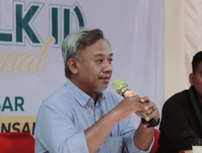 Desentralisasi, Keterbatasan Fiskal, dan Inovasi Pemerintah Daerah di Indonesia Arief Wicaksono Dosen FISIP, Direktur Pusat Studi Desentralisasi dan Kerja Sama Global Universitas Bosowa Dalam beberapa tahun terakhir, wajah otonomi daerah di Indonesia menghadapi tantangan pelik yang memerlukan refleksi mendalam. Salah satu isu krusial adalah penurunan tajam transfer keuangan dari pusat ke daerah dalam Anggaran Pendapatan dan Belanja Negara (APBN) 2026. Pemerintah hanya mengalokasikan Rp650 triliun untuk daerah, turun hampir 29 persen dibanding tahun sebelumnya yang mencapai Rp919 triliun. Sebaliknya, belanja pemerintah pusat justru meningkat 17,8 persen, dari Rp2.663,4 triliun menjadi Rp3.136,5 triliun. Kondisi ini menunjukkan ketimpangan, di mana pusat “menikmati” kenaikan belanja, sementara daerah harus mencari celah pembiayaan melalui sumber Pendapatan Asli Daerah (PAD) yang terbatas. Flypaper Effect Realitas desentralisasi fiskal di Indonesia masih ditandai ketergantungan akut daerah terhadap dana transfer pusat. Data Kementerian Dalam Negeri pada 2025 mencatat, rata-rata kontribusi PAD terhadap total pendapatan daerah baru mencapai 37,5 persen. Hanya 14 provinsi dari 38 yang PAD-nya berada di atas rata-rata, sementara 20 provinsi masih mengandalkan transfer pusat lebih dari 60 persen kebutuhan belanja. Pada level kabupaten/kota, situasinya lebih ekstrem. Ada daerah yang ketergantungannya terhadap dana transfer bahkan mencapai lebih dari 800 persen dari PAD, seperti Kabupaten Bangli (Bali). Hanya beberapa daerah, misalnya Denpasar dan Gianyar, yang sudah mampu menekan ketergantungan hingga berada di kisaran 114–182 persen dari PAD mereka. Fenomena ini dikenal sebagai flypaper effect, yakni kondisi di mana transfer pusat justru melemahkan motivasi daerah menggali PAD. Dengan adanya “jaminan” dana dari pusat, banyak pemerintah daerah cenderung pasif dalam mengoptimalkan potensi lokal. Dampaknya, kebijakan fiskal seringkali ditempuh dengan cara mudah, seperti menaikkan Pajak Bumi dan Bangunan Perdesaan dan Perkotaan (PBB-P2), ketimbang mencari terobosan baru. Efek Domino Langkah menaikkan PBB-P2 kini menjadi jalan pintas yang ditempuh sejumlah daerah, seperti Kabupaten Pati, Bone, dan Jombang. Kenaikan yang mencapai 250 hingga 1000 persen dilakukan untuk menutup kekurangan anggaran pembangunan. Namun, kebijakan ini menimbulkan efek domino. Protes dari masyarakat, terutama kelompok menengah ke bawah, pensiunan, dan pelaku UMKM, merebak. Lonjakan pajak menggerus daya beli, mengurangi likuiditas usaha, dan menurunkan kepatuhan pajak. Dalam jangka panjang, hal ini berpotensi memperlambat pembangunan serta melemahkan kepercayaan publik terhadap pemerintah daerah. Padahal, transfer pusat melalui Dana Alokasi Umum (DAU), Dana Alokasi Khusus (DAK), dan Dana Bagi Hasil (DBH) semestinya menjadi pemicu transformasi. Pemerintah daerah bukan hanya berperan sebagai pengelola dana, tetapi juga harus mampu menjadi inovator fiskal dan pelayan publik. Sayangnya, data APBD 2023–2024 menunjukkan sebagian kabupaten/kota justru mengalami penurunan kemandirian fiskal hingga di bawah 30 persen karena lemahnya agresivitas penggalian PAD. Tantangan Pemerintah Daerah Selain keterbatasan fiskal, praktik desentralisasi juga dibebani masalah klasik: tumpang tindih kewenangan, perubahan regulasi yang kerap berulang, serta minimnya koordinasi antara pusat dan daerah. Ditambah lagi, keterbatasan kapasitas birokrasi membuat respons kebijakan di daerah cenderung reaktif dan pragmatis. Dalam banyak kasus, pemerintah daerah memilih kebijakan yang paling mudah dan berorientasi jangka pendek. Peningkatan pajak dianggap solusi instan, padahal ada alternatif yang lebih berkelanjutan, seperti pengembangan sumber pendapatan inovatif, optimalisasi aset, dan kolaborasi lintas sektor. Mendorong Inovasi dan Akuntabilitas Guru besar otonomi daerah, Prof. Ryaas Rasyid, pernah menegaskan bahwa pemangkasan dana transfer pusat seharusnya menjadi momentum inovasi, bukan sekadar alasan untuk membebani rakyat. Pandangan ini relevan di tengah kondisi fiskal saat ini. Pemerintah pusat perlu memberikan ruang lebih besar bagi daerah untuk berkreasi, tetapi dengan pengawasan yang ketat agar pengelolaan fiskal tetap akuntabel. Di sisi lain, kepala daerah dituntut membangun kapasitas birokrasi yang adaptif, transparan, dan responsif terhadap kebutuhan warga. Keterbukaan data, partisipasi masyarakat dalam penyusunan kebijakan, serta pemberian insentif untuk peningkatan kualitas pelayanan publik harus menjadi strategi utama. Otonomi daerah yang sehat hanya bisa terwujud melalui kombinasi inovasi, akuntabilitas, dan kolaborasi. Menjaga Spirit Desentralisasi Otonomi daerah yang lahir dari semangat Reformasi 1998 sejatinya dirancang untuk memberdayakan masyarakat dan mendorong kreativitas lokal. Namun, perjalanan panjang desentralisasi menunjukkan masih kuatnya tarik-menarik kepentingan antara pusat dan daerah. Alih-alih memperkuat kemandirian, pola sentralisasi gaya baru justru kembali menguat. Penurunan transfer dana ke daerah memang perlu dilihat sebagai upaya efisiensi anggaran nasional. Tetapi langkah ini harus diimbangi dengan reformasi birokrasi di tingkat pusat yang masih gemuk dan kurang teladan. Supervisi, asistensi, dan pendampingan terhadap kepala daerah harus menjadi prioritas, agar inovasi dapat tumbuh dan praktik kebijakan “jalan pintas” dapat dihindari. Ke depan, peta jalan desentralisasi harus menempatkan pemerintah daerah sebagai motor penggerak pembangunan. Kebijakan fiskal perlu berpihak pada kebutuhan riil masyarakat, bukan sekadar angka di atas kertas. Hanya dengan inovasi, akuntabilitas, dan kolaborasi, semangat desentralisasi dan otonomi daerah dapat benar-benar terwujud demi pemerintahan yang inklusif, adil, dan berkelanjutan.