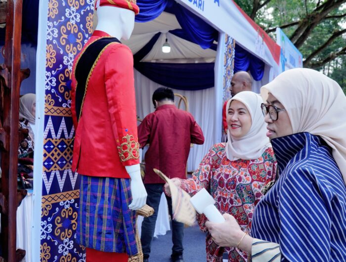 Aliyah Mustika Ilham Apresiasi Kreativitas UMKM di Pameran Ekraf Rakornas Produk Hukum Daerah 2025
