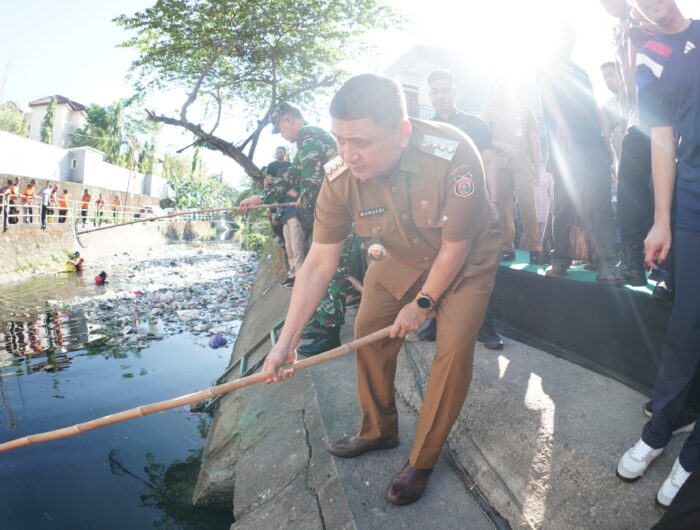 Pemkot Makassar dan TNI–Polri Keroyok Sampah Kanal Sirijala, Wali Kota: Jaga dari Rumah