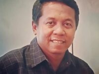 Makna Kemerdekaan di Balik Seragam Sekolah Gratis Oleh: Taqwa Bahar (Wakil Ketua Pemuda ICMI Sulsel) Setiap tanggal 17 Agustus, bangsa Indonesia memperingati Hari Kemerdekaan sebagai momentum untuk mengenang perjuangan para pahlawan. Proklamasi 1945 lahir dari pengorbanan, doa, dan semangat persatuan. Kemerdekaan yang kita nikmati hari ini adalah hasil dari perjalanan panjang penuh darah dan air mata. Delapan puluh tahun telah berlalu sejak proklamasi dikumandangkan. Dalam rentang itu, Indonesia melewati fase-fase penting: Orde Lama, Orde Baru, hingga Reformasi. Setiap periode membawa perubahan arah pembangunan, sistem politik, dan tantangan sosial-ekonomi. Reformasi, misalnya, membuka ruang demokrasi lebih luas, menghadirkan pemilu langsung, dan memperkuat otonomi daerah. Semua itu menegaskan bahwa kemerdekaan bukanlah tujuan akhir, melainkan proses panjang menuju cita-cita sebagaimana tertuang dalam Pembukaan UUD 1945: Indonesia yang merdeka, bersatu, berdaulat, adil, dan makmur. Makna kemerdekaan sendiri terus berkembang seiring zaman. Jika dahulu diwujudkan melalui perlawanan fisik melawan penjajah, kini kemerdekaan harus diterjemahkan dalam kemampuan negara menjawab problem rakyat. Amanat konstitusi jelas: setiap kebijakan harus memberi dampak nyata bagi kesejahteraan masyarakat. Contoh sederhana bisa kita lihat dari program pembagian seragam sekolah gratis untuk siswa SD dan SMP di Kota Makassar. Sekilas, program ini tampak biasa. Namun bagi keluarga berpenghasilan rendah, kebijakan ini sangat berarti. Harga seragam mungkin sepele bagi yang mampu, tetapi bagi masyarakat kecil, bantuan ini meringankan beban ekonomi sekaligus menciptakan kesetaraan di sekolah. Tidak ada lagi perbedaan mencolok antar siswa karena faktor pakaian, dan semua anak dapat memulai pendidikan dengan pijakan yang sama. Inilah wujud nyata kemerdekaan di level paling dasar: negara hadir di tengah rakyat dengan kebijakan yang pro pada kaum lemah. Seragam gratis bukan sekadar pakaian, tetapi simbol bahwa setiap anak berhak merasakan kesempatan belajar tanpa terbebani oleh keterbatasan ekonomi. Kebijakan kecil dengan dampak besar ini sejalan dengan amanat UUD 1945: mencerdaskan kehidupan bangsa sekaligus memuliakan warganya. Ketika Indonesia merayakan usia ke-80 tahun kemerdekaan, kita diingatkan bahwa perjuangan tidak pernah selesai. Jika para pahlawan dulu berjuang dengan bambu runcing, maka hari ini perjuangan diwujudkan melalui kebijakan publik yang adil, menyentuh kebutuhan dasar, dan berpihak pada rakyat. Kemerdekaan sejati bukan hanya terbebas dari penjajahan, tetapi juga dari ketidakadilan dan kesenjangan. Pertanyaannya, sudahkah kebijakan yang kita lahirkan hari ini benar-benar memerdekakan rakyat dalam arti yang sesungguhnya?