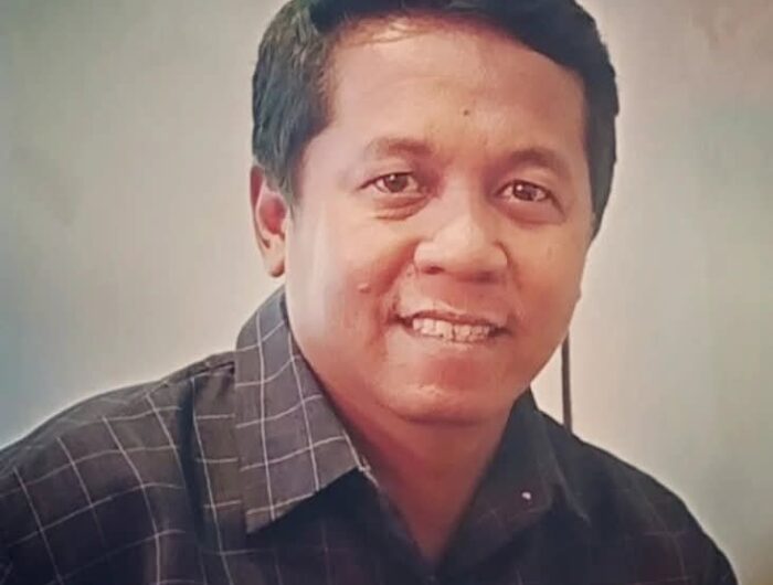Makna Kemerdekaan di Balik Seragam Sekolah Gratis Oleh: Taqwa Bahar (Wakil Ketua Pemuda ICMI Sulsel) Setiap tanggal 17 Agustus, bangsa Indonesia memperingati Hari Kemerdekaan sebagai momentum untuk mengenang perjuangan para pahlawan. Proklamasi 1945 lahir dari pengorbanan, doa, dan semangat persatuan. Kemerdekaan yang kita nikmati hari ini adalah hasil dari perjalanan panjang penuh darah dan air mata. Delapan puluh tahun telah berlalu sejak proklamasi dikumandangkan. Dalam rentang itu, Indonesia melewati fase-fase penting: Orde Lama, Orde Baru, hingga Reformasi. Setiap periode membawa perubahan arah pembangunan, sistem politik, dan tantangan sosial-ekonomi. Reformasi, misalnya, membuka ruang demokrasi lebih luas, menghadirkan pemilu langsung, dan memperkuat otonomi daerah. Semua itu menegaskan bahwa kemerdekaan bukanlah tujuan akhir, melainkan proses panjang menuju cita-cita sebagaimana tertuang dalam Pembukaan UUD 1945: Indonesia yang merdeka, bersatu, berdaulat, adil, dan makmur. Makna kemerdekaan sendiri terus berkembang seiring zaman. Jika dahulu diwujudkan melalui perlawanan fisik melawan penjajah, kini kemerdekaan harus diterjemahkan dalam kemampuan negara menjawab problem rakyat. Amanat konstitusi jelas: setiap kebijakan harus memberi dampak nyata bagi kesejahteraan masyarakat. Contoh sederhana bisa kita lihat dari program pembagian seragam sekolah gratis untuk siswa SD dan SMP di Kota Makassar. Sekilas, program ini tampak biasa. Namun bagi keluarga berpenghasilan rendah, kebijakan ini sangat berarti. Harga seragam mungkin sepele bagi yang mampu, tetapi bagi masyarakat kecil, bantuan ini meringankan beban ekonomi sekaligus menciptakan kesetaraan di sekolah. Tidak ada lagi perbedaan mencolok antar siswa karena faktor pakaian, dan semua anak dapat memulai pendidikan dengan pijakan yang sama. Inilah wujud nyata kemerdekaan di level paling dasar: negara hadir di tengah rakyat dengan kebijakan yang pro pada kaum lemah. Seragam gratis bukan sekadar pakaian, tetapi simbol bahwa setiap anak berhak merasakan kesempatan belajar tanpa terbebani oleh keterbatasan ekonomi. Kebijakan kecil dengan dampak besar ini sejalan dengan amanat UUD 1945: mencerdaskan kehidupan bangsa sekaligus memuliakan warganya. Ketika Indonesia merayakan usia ke-80 tahun kemerdekaan, kita diingatkan bahwa perjuangan tidak pernah selesai. Jika para pahlawan dulu berjuang dengan bambu runcing, maka hari ini perjuangan diwujudkan melalui kebijakan publik yang adil, menyentuh kebutuhan dasar, dan berpihak pada rakyat. Kemerdekaan sejati bukan hanya terbebas dari penjajahan, tetapi juga dari ketidakadilan dan kesenjangan. Pertanyaannya, sudahkah kebijakan yang kita lahirkan hari ini benar-benar memerdekakan rakyat dalam arti yang sesungguhnya?