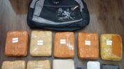 Polisi Tangkap Pengedar 7 Kg Ganja di Cakung JAKARTA – Subdit 3 Direktorat Reserse Narkoba Polda Metro Jaya menangkap seorang pria berinisial AZ (21), pengedar narkotika jenis ganja, di kawasan Pulogebang, Cakung, Jakarta Timur. Dari tangan pelaku, polisi menyita total tujuh kilogram ganja siap edar. Penangkapan dilakukan pada Kamis (21/8/2025) sore, sekitar pukul 17.00 WIB, tepat di depan Terminal Pulogebang. Saat penggeledahan, petugas menemukan lima paket ganja seberat lebih dari lima kilogram. “Setelah itu, kami menelusuri kontrakan pelaku di Cakung dan kembali menemukan dua paket ganja dengan berat dua kilogram,” kata Kanit 2 Subdit 3 Ditresnarkoba Polda Metro Jaya, Kompol Deny Simanjuntak, Minggu (24/8/2025). Dengan temuan tersebut, total barang bukti yang berhasil diamankan mencapai tujuh kilogram ganja, termasuk satu unit ponsel milik pelaku. AZ kini diamankan di Mapolda Metro Jaya untuk menjalani pemeriksaan intensif. Kasus ini menambah panjang daftar pengungkapan jaringan peredaran narkoba di wilayah Jakarta. Polisi menyebut pengembangan masih terus dilakukan guna mengusut jaringan pemasok barang haram tersebut.