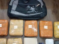 Polisi Tangkap Pengedar 7 Kg Ganja di Cakung JAKARTA – Subdit 3 Direktorat Reserse Narkoba Polda Metro Jaya menangkap seorang pria berinisial AZ (21), pengedar narkotika jenis ganja, di kawasan Pulogebang, Cakung, Jakarta Timur. Dari tangan pelaku, polisi menyita total tujuh kilogram ganja siap edar. Penangkapan dilakukan pada Kamis (21/8/2025) sore, sekitar pukul 17.00 WIB, tepat di depan Terminal Pulogebang. Saat penggeledahan, petugas menemukan lima paket ganja seberat lebih dari lima kilogram. “Setelah itu, kami menelusuri kontrakan pelaku di Cakung dan kembali menemukan dua paket ganja dengan berat dua kilogram,” kata Kanit 2 Subdit 3 Ditresnarkoba Polda Metro Jaya, Kompol Deny Simanjuntak, Minggu (24/8/2025). Dengan temuan tersebut, total barang bukti yang berhasil diamankan mencapai tujuh kilogram ganja, termasuk satu unit ponsel milik pelaku. AZ kini diamankan di Mapolda Metro Jaya untuk menjalani pemeriksaan intensif. Kasus ini menambah panjang daftar pengungkapan jaringan peredaran narkoba di wilayah Jakarta. Polisi menyebut pengembangan masih terus dilakukan guna mengusut jaringan pemasok barang haram tersebut.