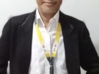 Dari Puing Api ke Denting Kentongan: Walikota Makassar Menghidupkan kembali Pos Ronda oleh : Aromi Sirajuddin ( Barly ) Di sudut-sudut kota Makassar dulu, setiap malam selalu terdengar bunyi kentongan dipukul berirama. Suara itu bukan sekadar tanda waktu, tapi juga tanda kebersamaan. Di pos ronda, para bapak duduk berjejer, menyeruput kopi panas, bercengkerama sambil menjaga kampung. Anak-anak yang masih kecil sering ikut duduk, mendengar cerita tentang masa lalu, tentang bagaimana orang kampung saling menjaga dan saling percaya. Ronda malam bukan sekadar kewajiban, tapi tradisi. Sebuah budaya gotong royong yang melekat erat di masyarakat. Saat itu, keamanan bukan hanya urusan aparat, tapi urusan bersama. Semua warga punya andil, semua merasa memiliki. Kini, setelah peristiwa 29 Agustus 2025 yang meninggalkan luka dan kesedihan di hati masyarakat Makassar, Walikota Munafri Arifuddin mengajak warga untuk menghidupkan kembali semangat itu. Pos kamling bukan lagi sekadar cerita lama, melainkan nafas baru untuk menjaga kota dari keresahan. Di era modern ini, pos ronda mungkin terasa kuno, tetapi nilai kebersamaan dan persaudaraan yang terkandung di dalamnya tetap relevan. Seperti zaman dulu, saat kentongan dipukul, bukan hanya tanda malam yang dijaga, tapi juga tanda bahwa kita masih peduli satu sama lain. Makassar butuh rasa aman, dan rasa aman lahir dari kebersamaan. Saat pos kamling kembali hidup, kita seperti kembali ke masa lalu, namun dengan semangat baru untuk masa depan. Karena kota ini hanya akan kuat jika warganya bersatu, saling menjaga, dan tidak membiarkan Makassar berdiri sendirian.