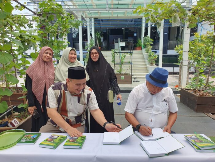 Bukan Stroberi Biasa: Kisah Unik Cabe Katokkon dari Tana Toraja yang Jadi Primadona Baru Urban Farming di Makassar