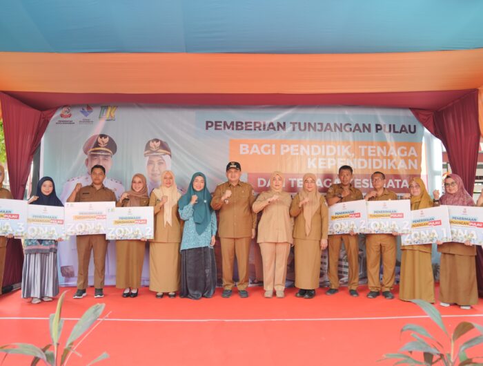 Wujudkan Komitmen Nyata, Munafri-Aliyah Serahkan Tunjangan Khusus dan Seragam Gratis bagi Tenaga Pendidik dan Kesehatan di Kepulauan