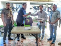 Bank Sulselbar Serahkan Motor Roda Tiga dan Rompi untuk Perumda Pasar Makassar