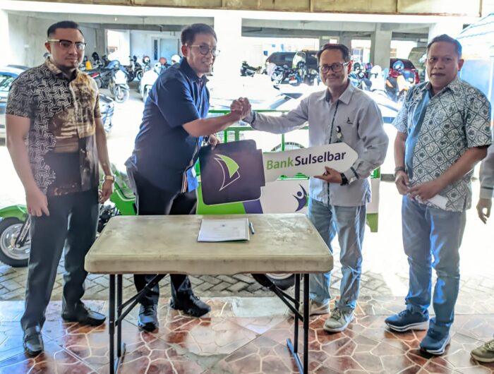 Bank Sulselbar Serahkan Motor Roda Tiga dan Rompi untuk Perumda Pasar Makassar