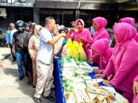Kolaborasi APPI, Polsek, dan Perumda Pasar Hadirkan Pasar Murah untuk Warga Mamajang