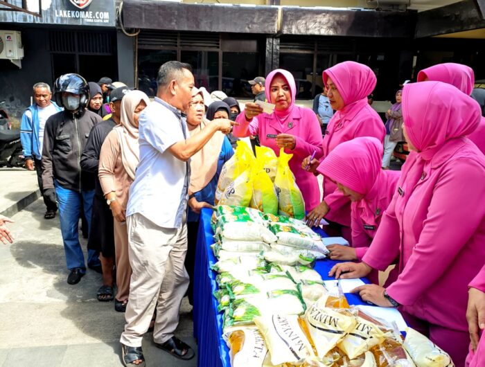 Kolaborasi APPI, Polsek, dan Perumda Pasar Hadirkan Pasar Murah untuk Warga Mamajang